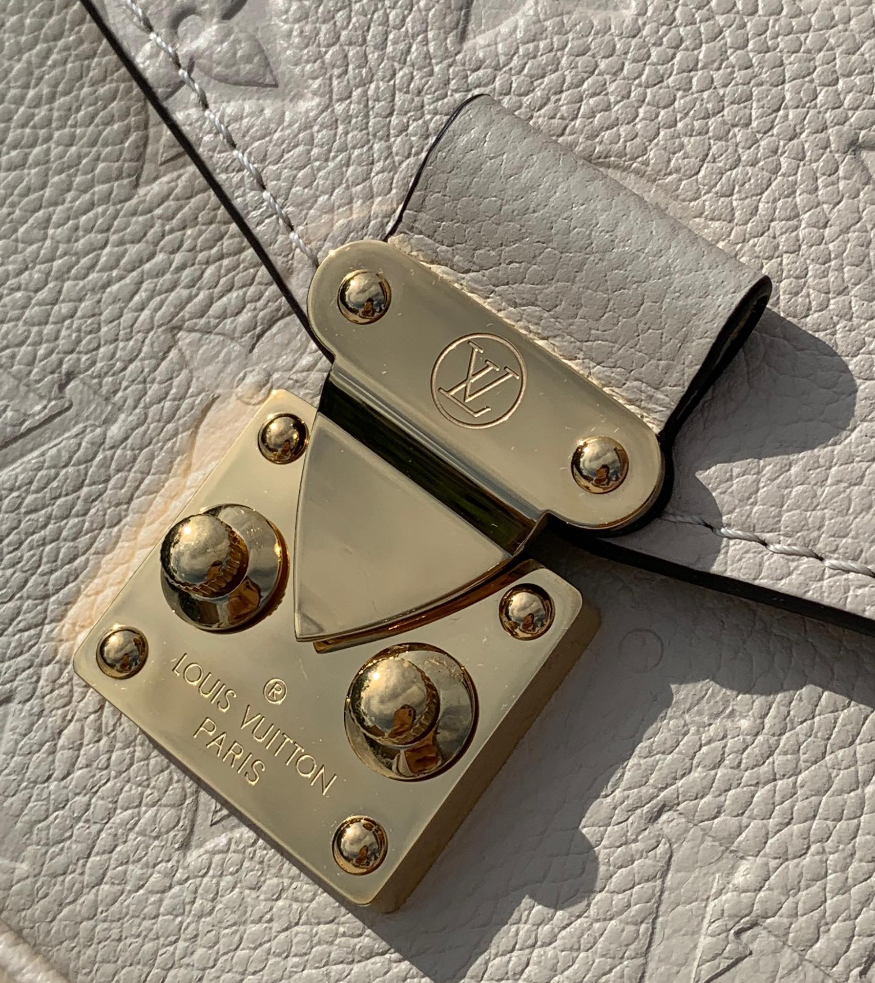 非市场普通货 进口皮料半钢五金尺寸21.5×13.5×6cmLv最新款全皮压花小号邮差包，奶白色，终于出