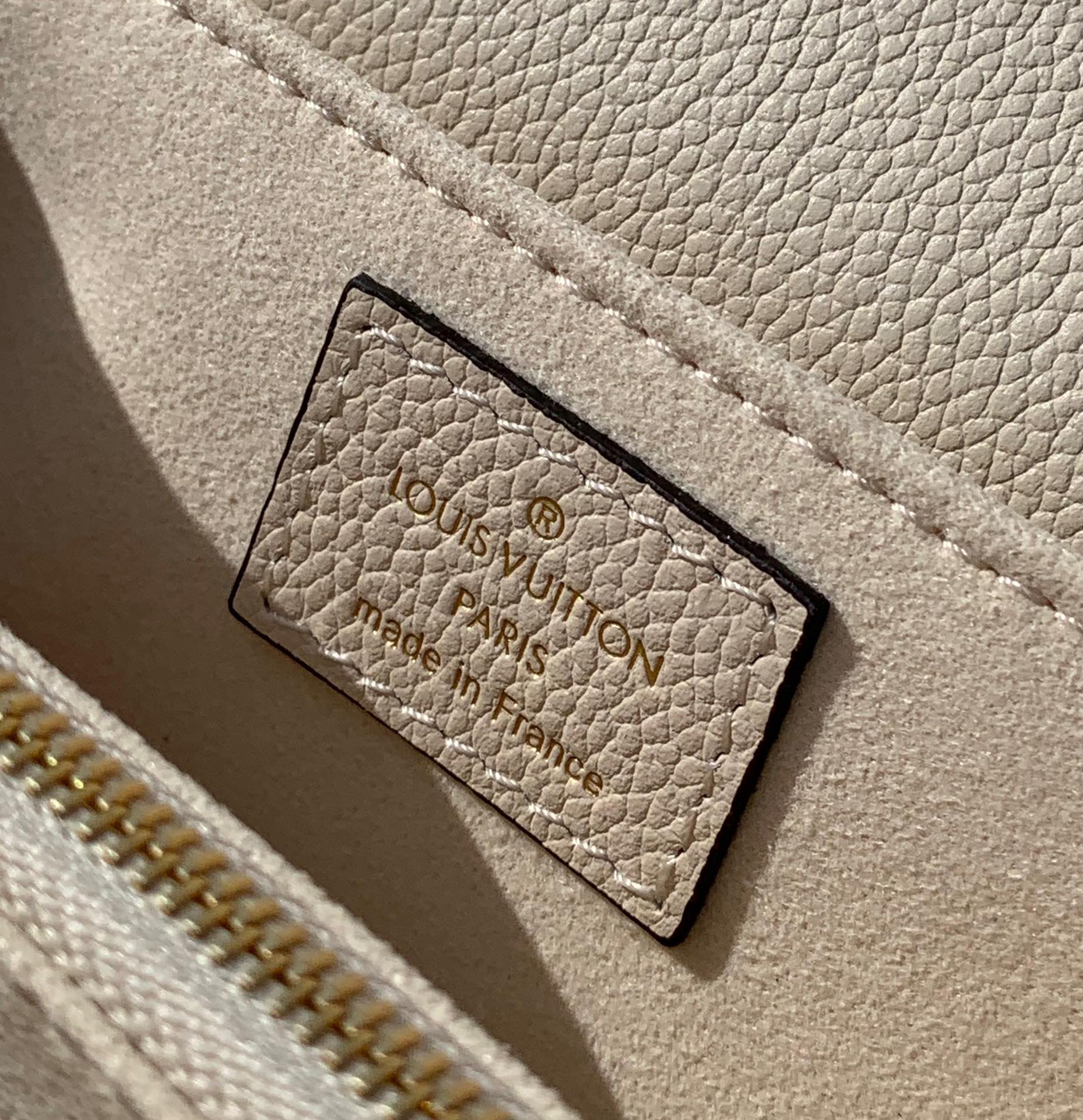 非市场普通货 进口皮料半钢五金尺寸21.5×13.5×6cmLv最新款全皮压花小号邮差包，奶白色，终于出