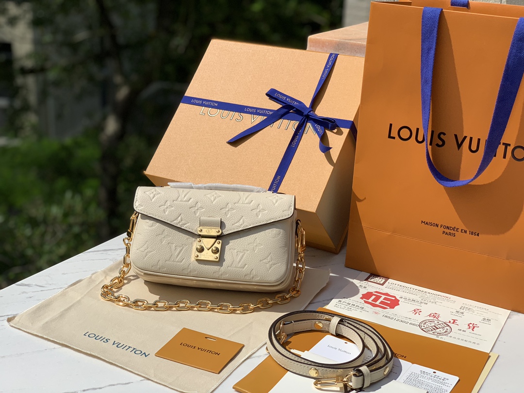 🌼尺寸21.5×13.5×6cmLv最新款全皮压花小号邮差包，奶白色，终于出货了，M22942全网断货卖