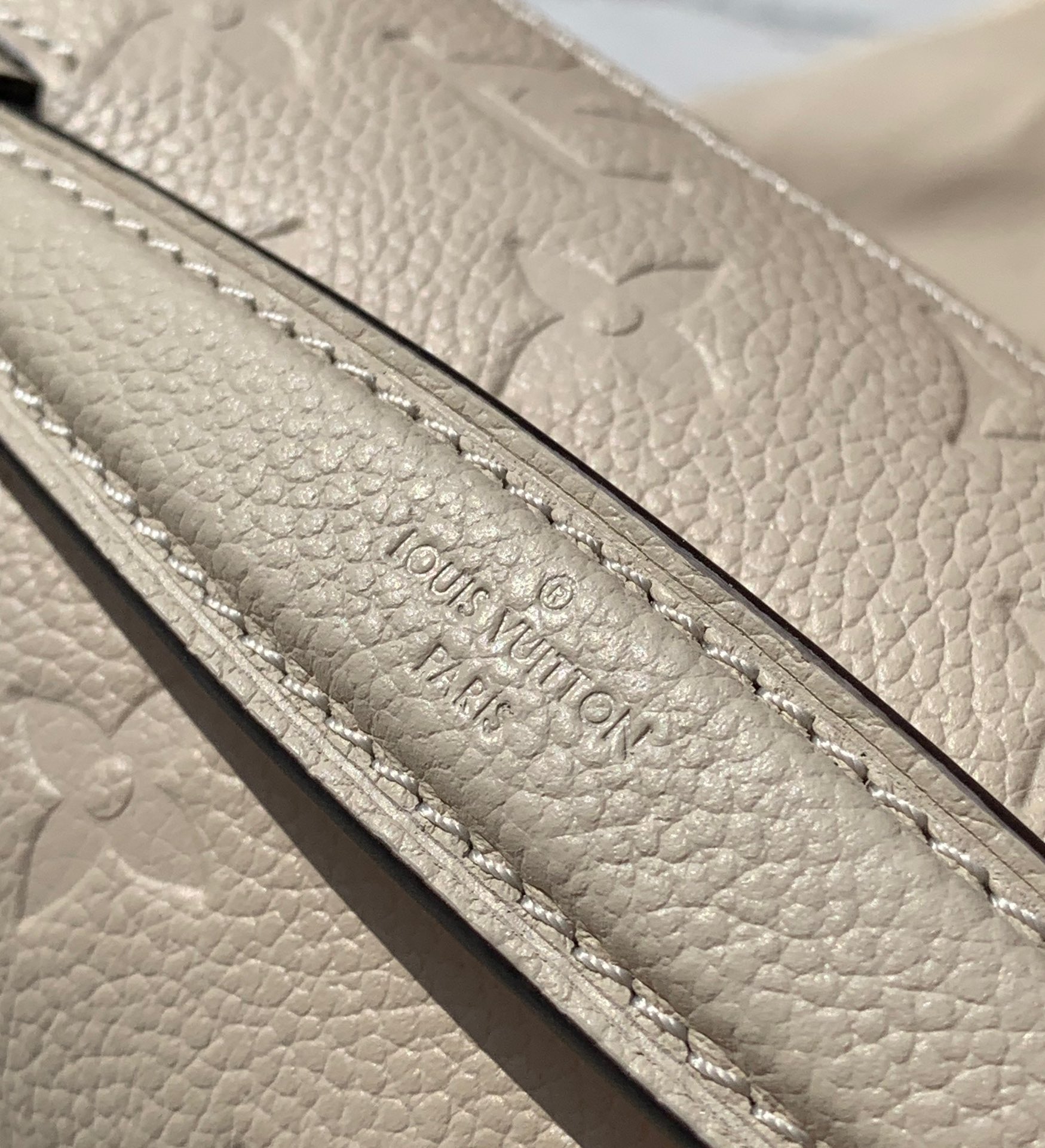 非市场普通货 进口皮料半钢五金尺寸21.5×13.5×6cmLv最新款全皮压花小号邮差包，奶白色，终于出