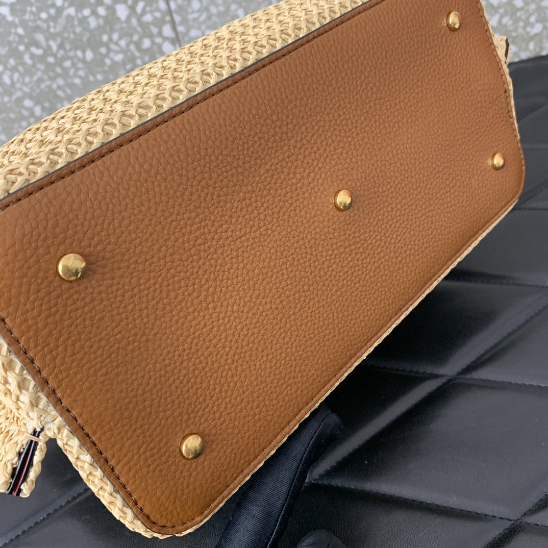 回货Valentino春夏托特包系列托特包采用天然拉菲草编织打造交织形成的空隙营造出清透质感点缀棕色皮革
