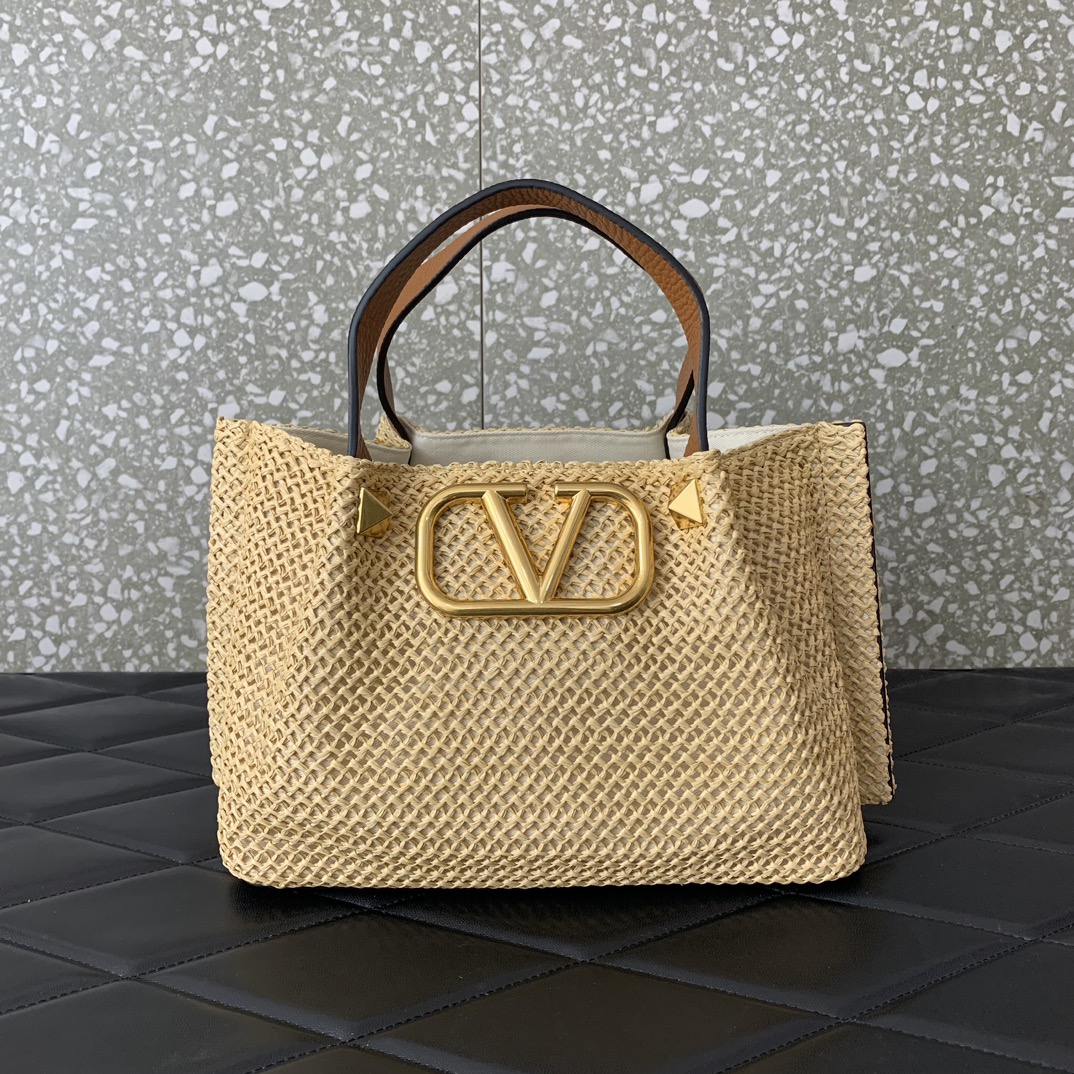 回货Valentino春夏托特包系列托特包采用天然拉菲草编织打造交织形成的空隙营造出清透质感点缀棕色皮革