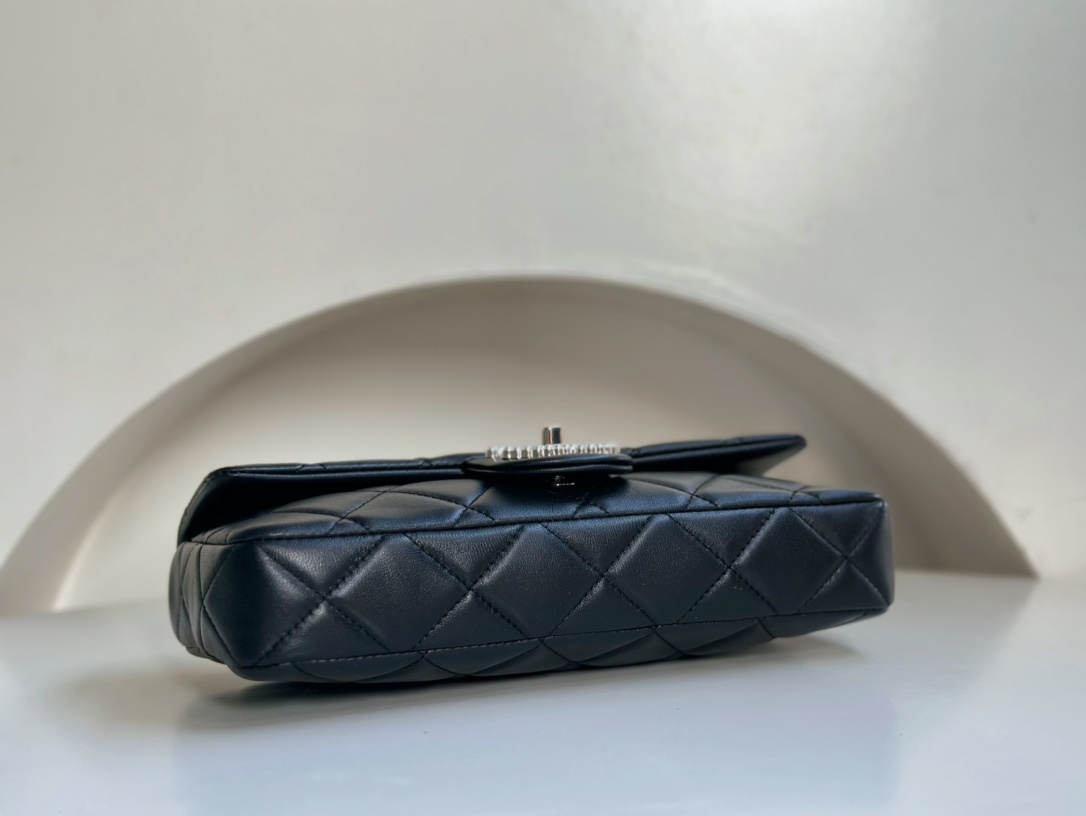 CHANEL Xiaoxiang 23P beautiful evening baguette bag, lambskin leather, with double C buckle full of pearls, slender bag shape, exquisite and eleg