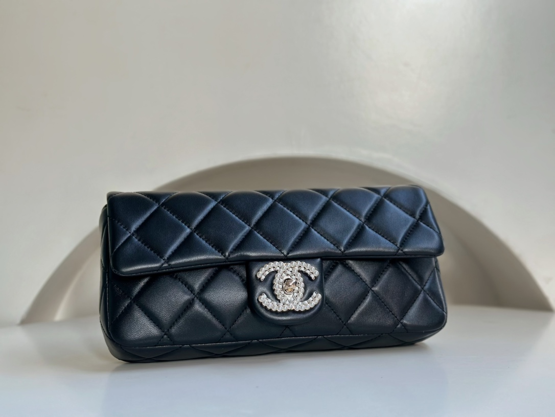 CHANEL Xiaoxiang 23P beautiful evening baguette bag, lambskin leather, with double C buckle full of pearls, slender bag shape, exquisite and eleg