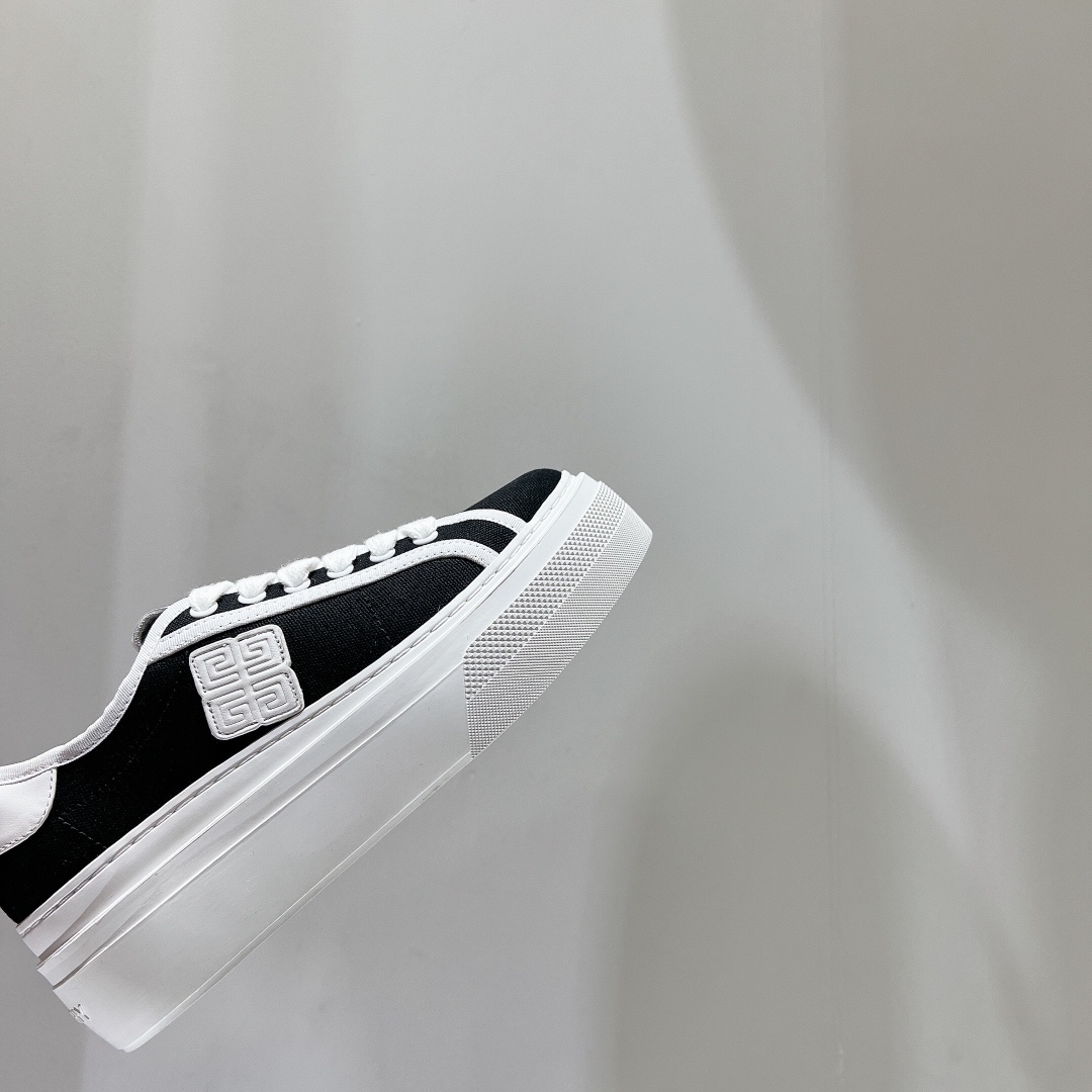 Givenchy’s Stylish Men’s Collection for Spring-Summer 2022: A Fashionable Black Horse Trend. - 图片 9