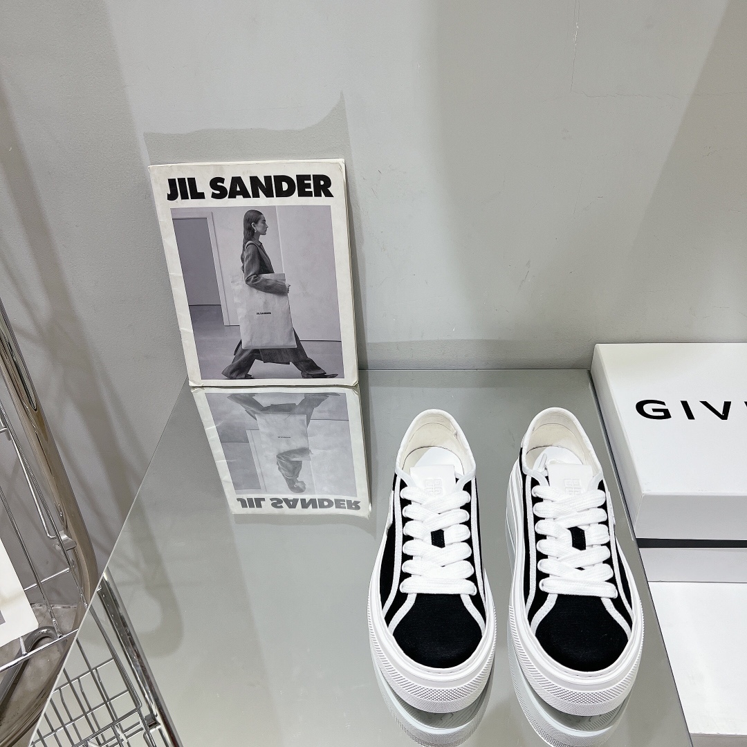 Givenchy’s Stylish Men’s Collection for Spring-Summer 2022: A Fashionable Black Horse Trend. - 图片 1