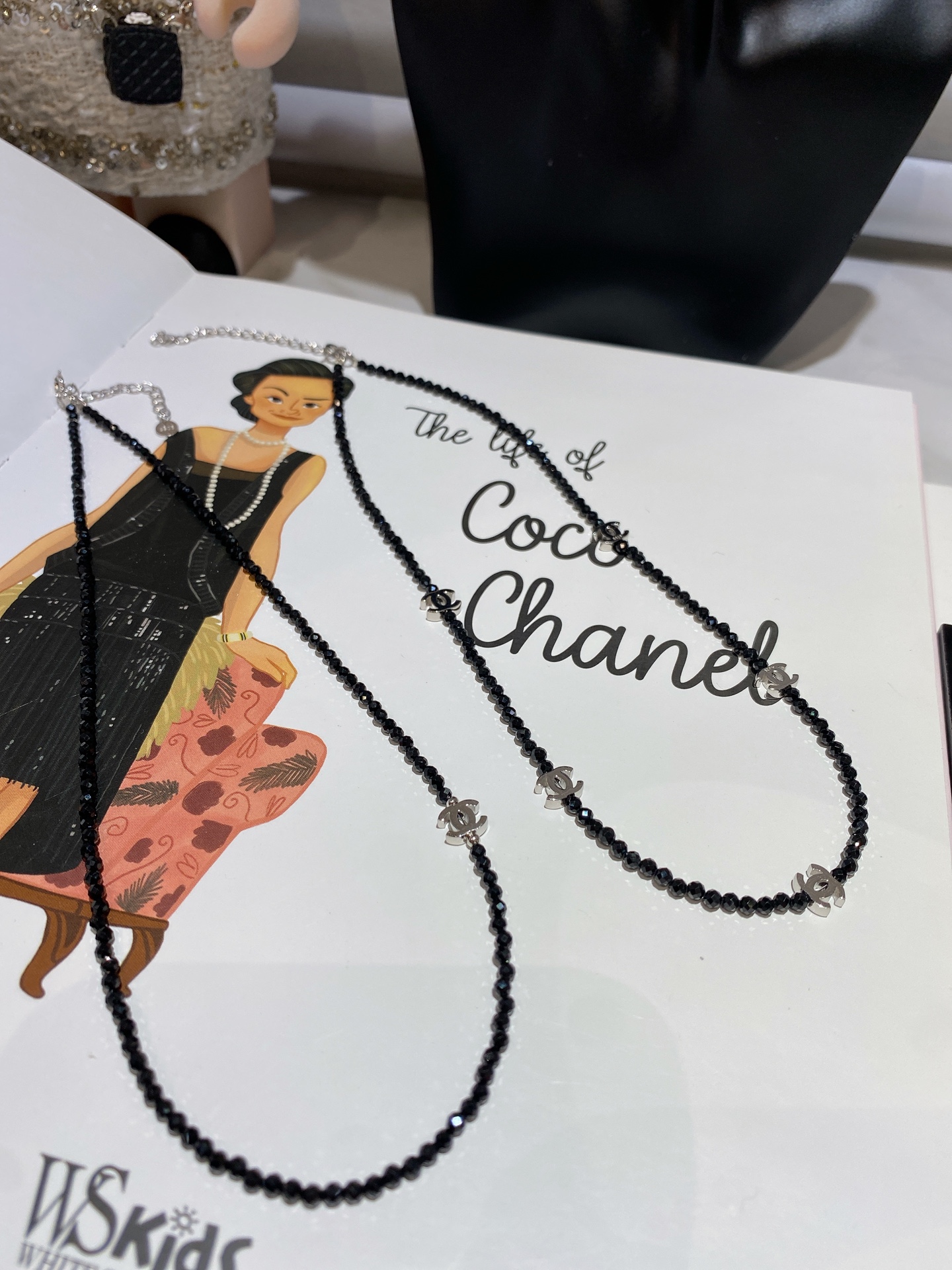 Chanel Jewelry Necklaces & Pendants Black