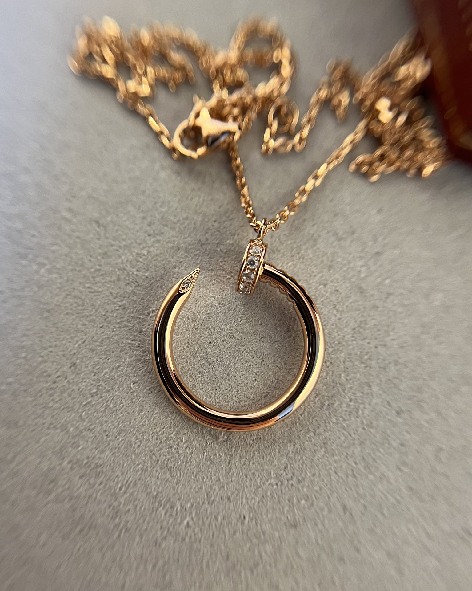 批发价💰135
Cartier 头尾钻钉子项链 玫金色
购入珠宝类ZP开发的,可订制真金真钻版,只做对版ZP的,按照ZP细节比例,区分市面各种不对版。
一致ZP工艺,纯手工起钻位,完美的程度宝们隔着屏幕都可以感受得到👍🏻
真金真钻珠宝类的工艺开发,v金材质制作,我们遥遥领先,已经专研了好几年,可以秒杀市面各种版本,而且工艺的成熟,老师傅的几十年经验,不是随便买条ZP就能做出来的,经验,经验最为重要👍🏻