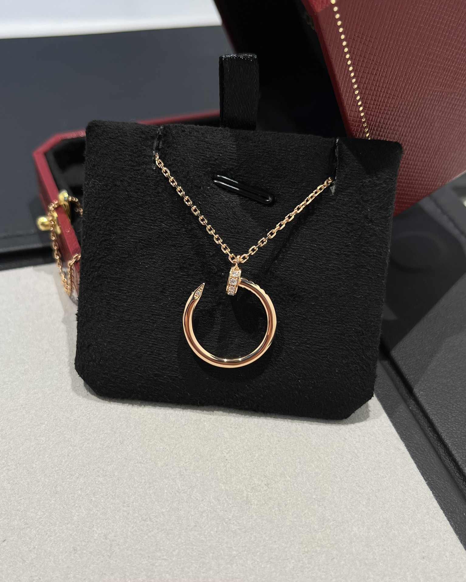 批发价💰135
Cartier 头尾钻钉子项链 玫金色
购入珠宝类ZP开发的,可订制真金真钻版,只做对版ZP的,按照ZP细节比例,区分市面各种不对版。
一致ZP工艺,纯手工起钻位,完美的程度宝们隔着屏幕都可以感受得到👍🏻
真金真钻珠宝类的工艺开发,v金材质制作,我们遥遥领先,已经专研了好几年,可以秒杀市面各种版本,而且工艺的成熟,老师傅的几十年经验,不是随便买条ZP就能做出来的,经验,经验最为重要👍🏻