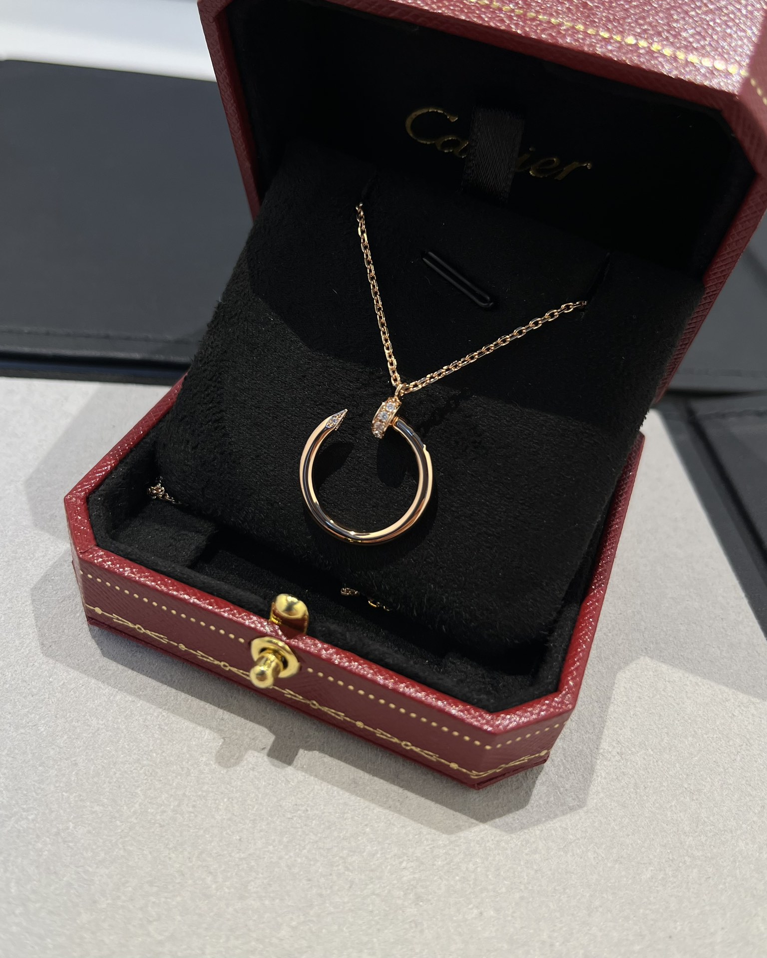 批发价💰135
Cartier 头尾钻钉子项链 玫金色
购入珠宝类ZP开发的,可订制真金真钻版,只做对版ZP的,按照ZP细节比例,区分市面各种不对版。
一致ZP工艺,纯手工起钻位,完美的程度宝们隔着屏幕都可以感受得到👍🏻
真金真钻珠宝类的工艺开发,v金材质制作,我们遥遥领先,已经专研了好几年,可以秒杀市面各种版本,而且工艺的成熟,老师傅的几十年经验,不是随便买条ZP就能做出来的,经验,经验最为重要👍🏻