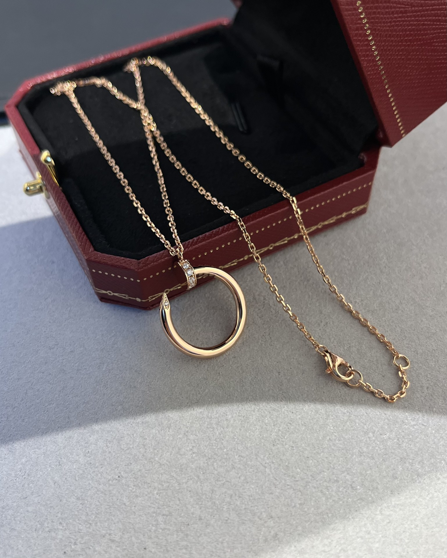 批发价💰135
Cartier 头尾钻钉子项链 玫金色
购入珠宝类ZP开发的,可订制真金真钻版,只做对版ZP的,按照ZP细节比例,区分市面各种不对版。
一致ZP工艺,纯手工起钻位,完美的程度宝们隔着屏幕都可以感受得到👍🏻
真金真钻珠宝类的工艺开发,v金材质制作,我们遥遥领先,已经专研了好几年,可以秒杀市面各种版本,而且工艺的成熟,老师傅的几十年经验,不是随便买条ZP就能做出来的,经验,经验最为重要👍🏻
