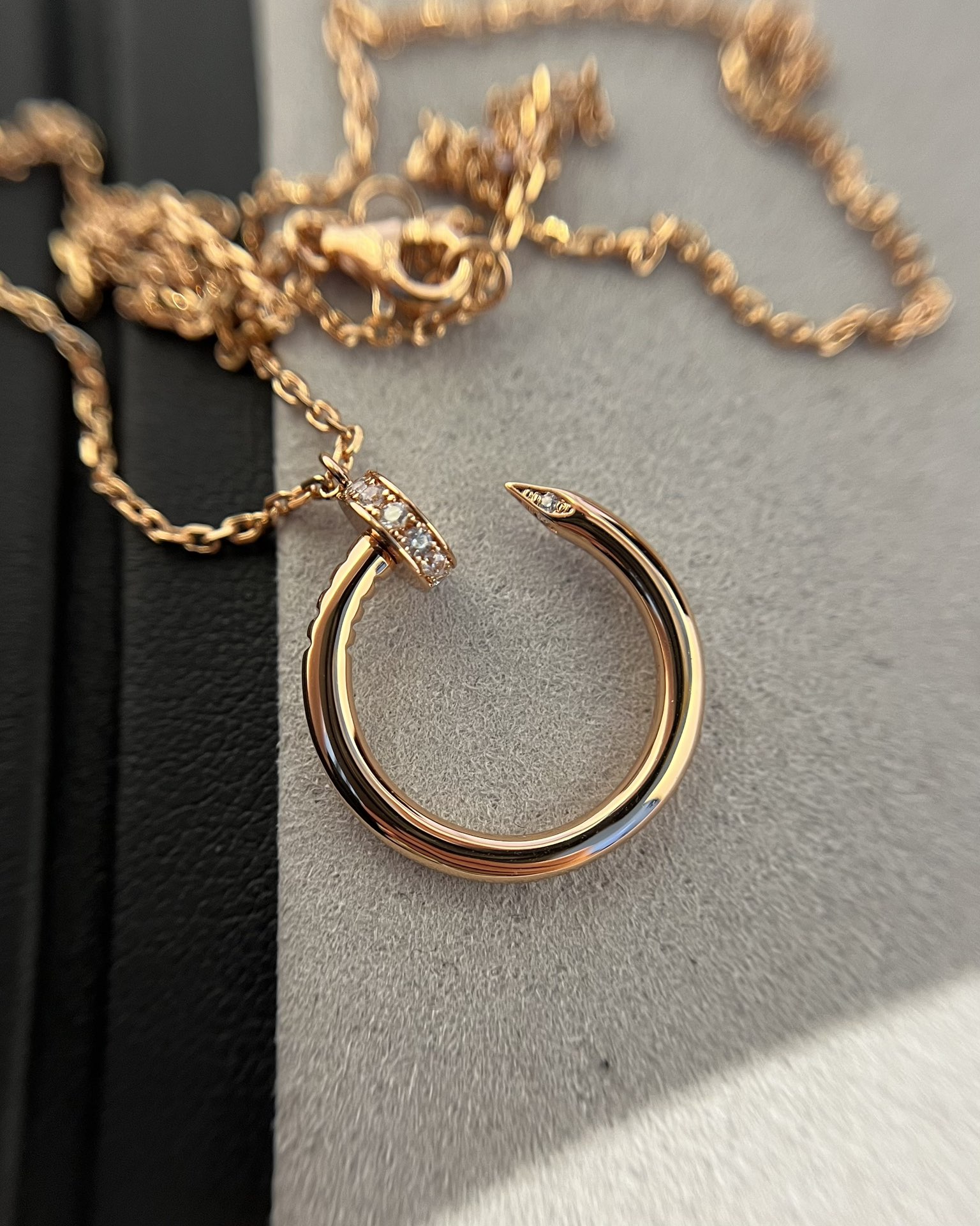 批发价💰135
Cartier 头尾钻钉子项链 玫金色
购入珠宝类ZP开发的,可订制真金真钻版,只做对版ZP的,按照ZP细节比例,区分市面各种不对版。
一致ZP工艺,纯手工起钻位,完美的程度宝们隔着屏幕都可以感受得到👍🏻
真金真钻珠宝类的工艺开发,v金材质制作,我们遥遥领先,已经专研了好几年,可以秒杀市面各种版本,而且工艺的成熟,老师傅的几十年经验,不是随便买条ZP就能做出来的,经验,经验最为重要👍🏻