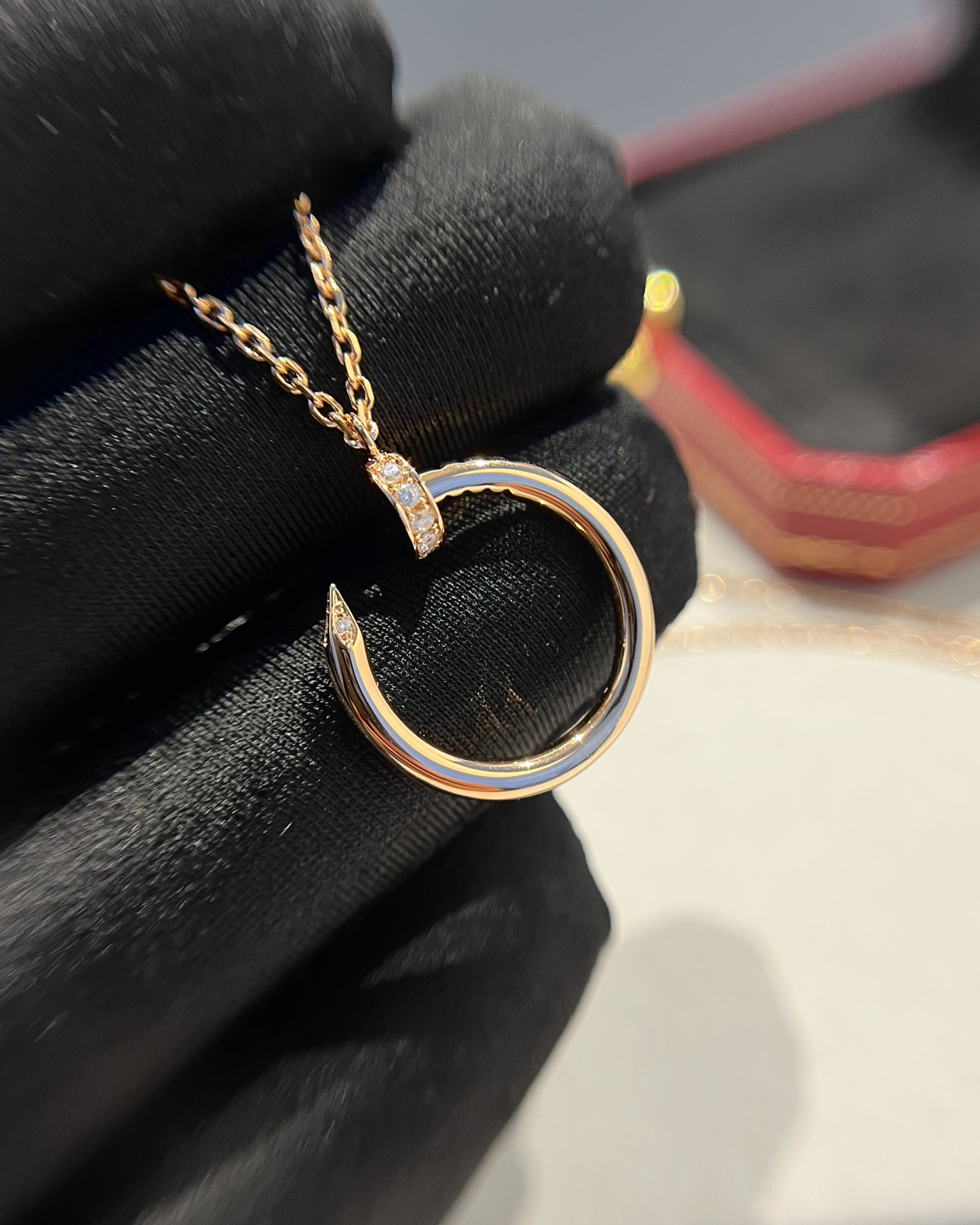 批发价💰135
Cartier 头尾钻钉子项链 玫金色
购入珠宝类ZP开发的,可订制真金真钻版,只做对版ZP的,按照ZP细节比例,区分市面各种不对版。
一致ZP工艺,纯手工起钻位,完美的程度宝们隔着屏幕都可以感受得到👍🏻
真金真钻珠宝类的工艺开发,v金材质制作,我们遥遥领先,已经专研了好几年,可以秒杀市面各种版本,而且工艺的成熟,老师傅的几十年经验,不是随便买条ZP就能做出来的,经验,经验最为重要👍🏻