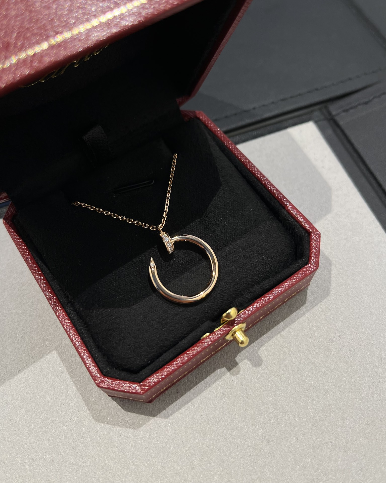 批发价💰135
Cartier 头尾钻钉子项链 玫金色
购入珠宝类ZP开发的,可订制真金真钻版,只做对版ZP的,按照ZP细节比例,区分市面各种不对版。
一致ZP工艺,纯手工起钻位,完美的程度宝们隔着屏幕都可以感受得到👍🏻
真金真钻珠宝类的工艺开发,v金材质制作,我们遥遥领先,已经专研了好几年,可以秒杀市面各种版本,而且工艺的成熟,老师傅的几十年经验,不是随便买条ZP就能做出来的,经验,经验最为重要👍🏻
