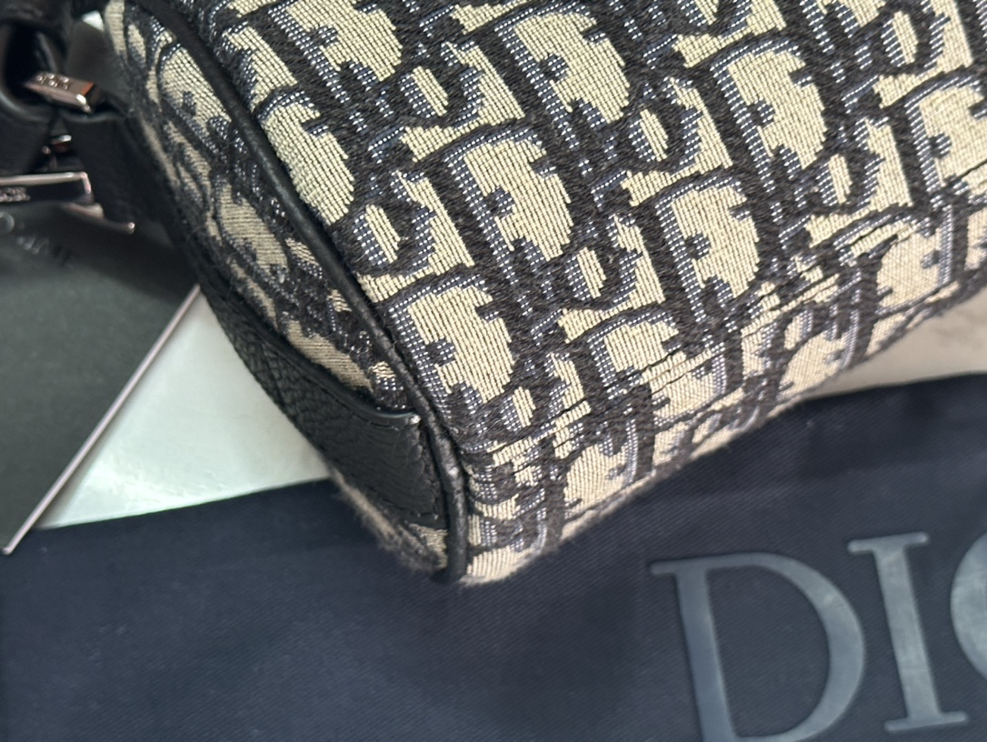 【Di.or 迷你 ROLLER 信使包】
编号：CD93312
这款信使包款式时尚精巧，可轻松携带日常