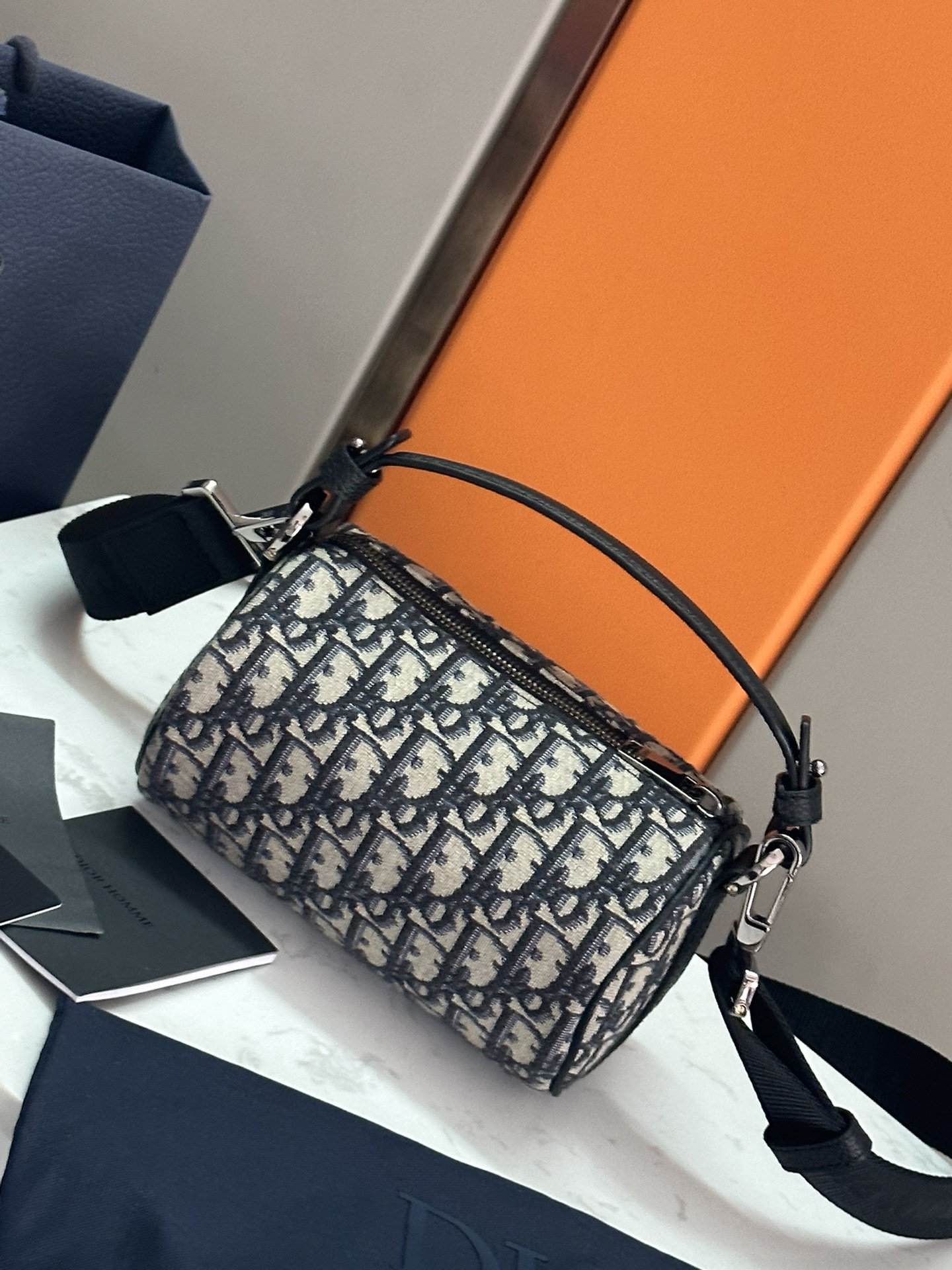 【Di.or 迷你 ROLLER 信使包】
编号：CD93312
这款信使包款式时尚精巧，可轻松携带日常