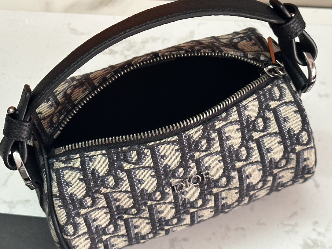 【Di.or 迷你 ROLLER 信使包】
编号：CD93312
这款信使包款式时尚精巧，可轻松携带日常