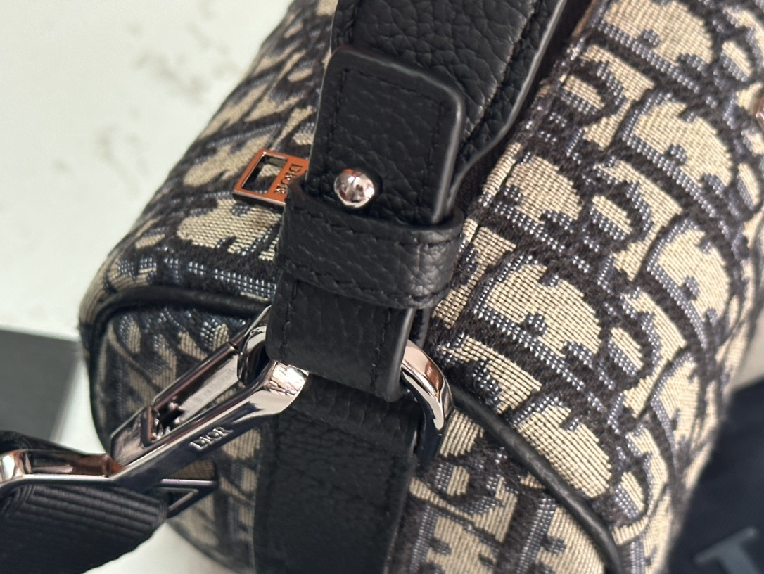 【Di.or 迷你 ROLLER 信使包】
编号：CD93312
这款信使包款式时尚精巧，可轻松携带日常