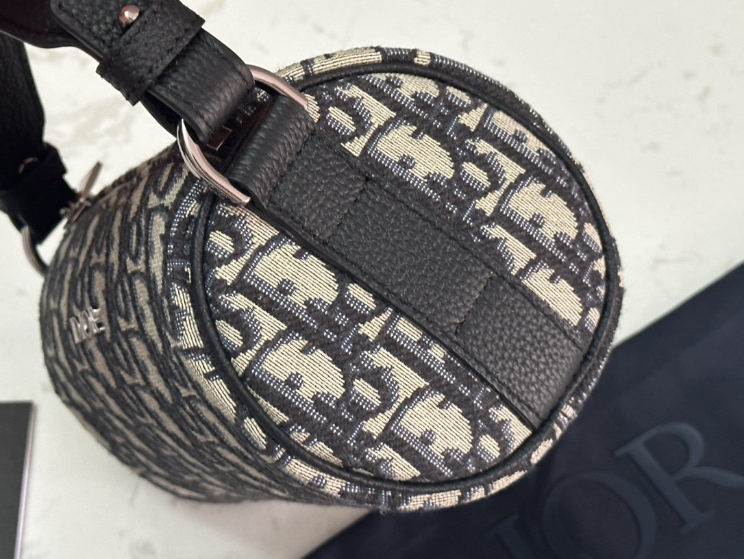 【Di.or 迷你 ROLLER 信使包】
编号：CD93312
这款信使包款式时尚精巧，可轻松携带日常