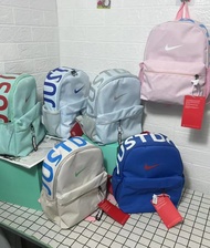 【万达实体店】售价:42💰包邮•百款潮包正确版本可上平台|开学季双肩包女背包男旅行包电脑学生韩版百搭校园书包性价比太高的一款双肩包!AD的这只双肩包你们一定要试试!不管你想要走时髦风还是运动风,它都合适!
料子做了防水处理是完全不沾水的和bbr的风衣有得拼了!不仅颜值高,功能性也是不在话下的
内里有隔层,三标等等很齐全的v甭管是做书包,旅行包都统统。