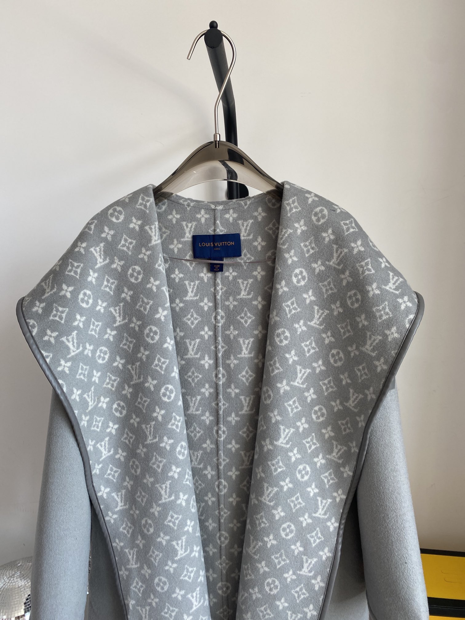 [Cashmere Coats, Furs]LV