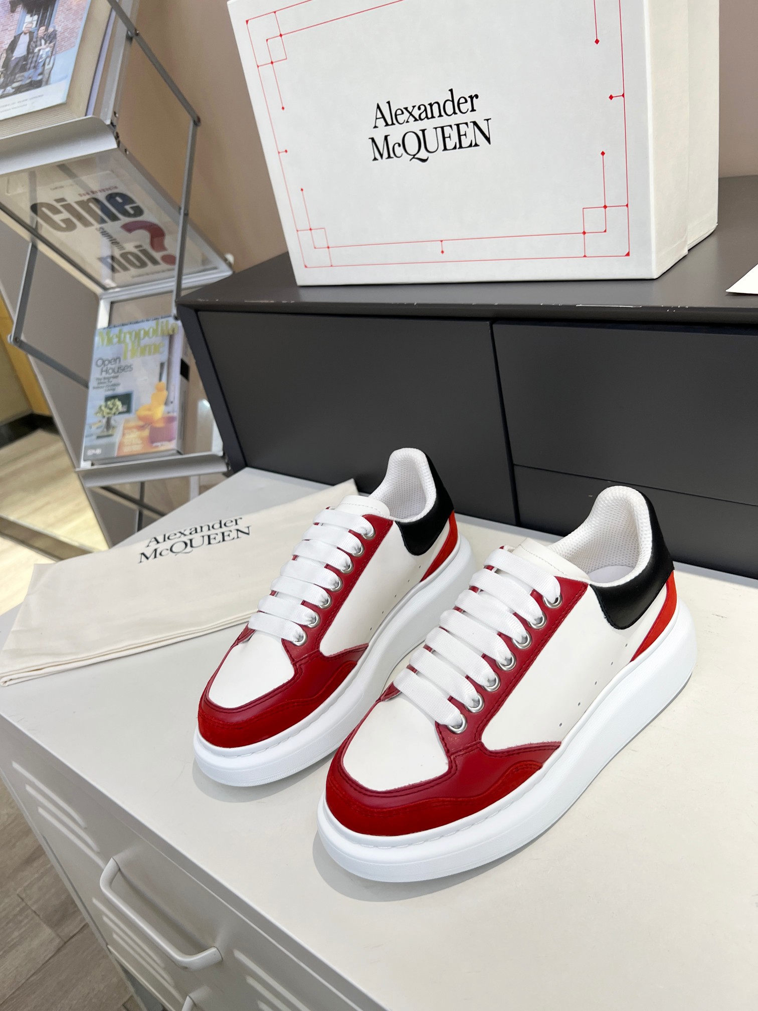 2023SS McQueen’s Cow Skin Recreational Shoeboard with Imported Gas Networks - 图片 1