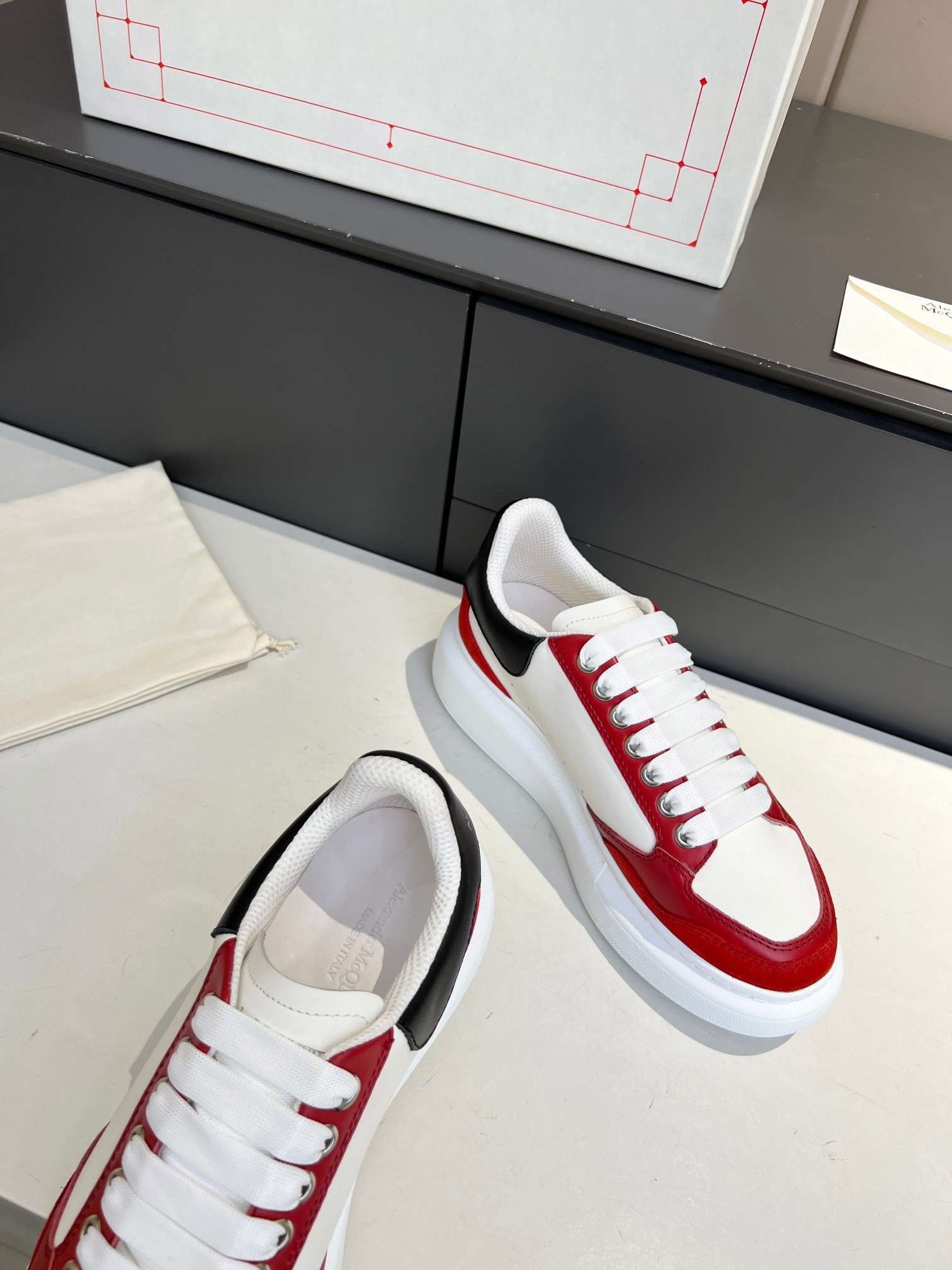 2023SS McQueen’s Cow Skin Recreational Shoeboard with Imported Gas Networks - 图片 7