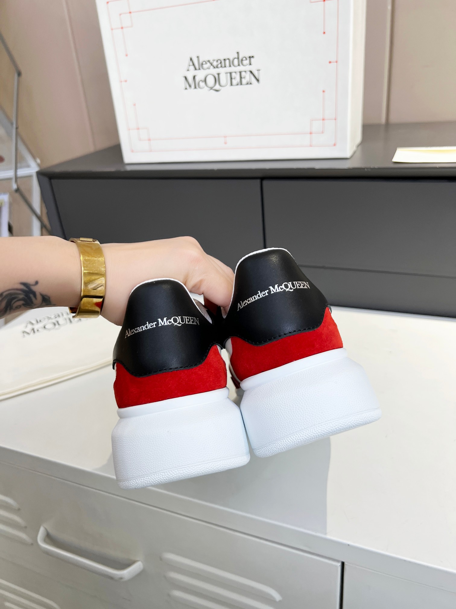 2023SS McQueen’s Cow Skin Recreational Shoeboard with Imported Gas Networks - 图片 8