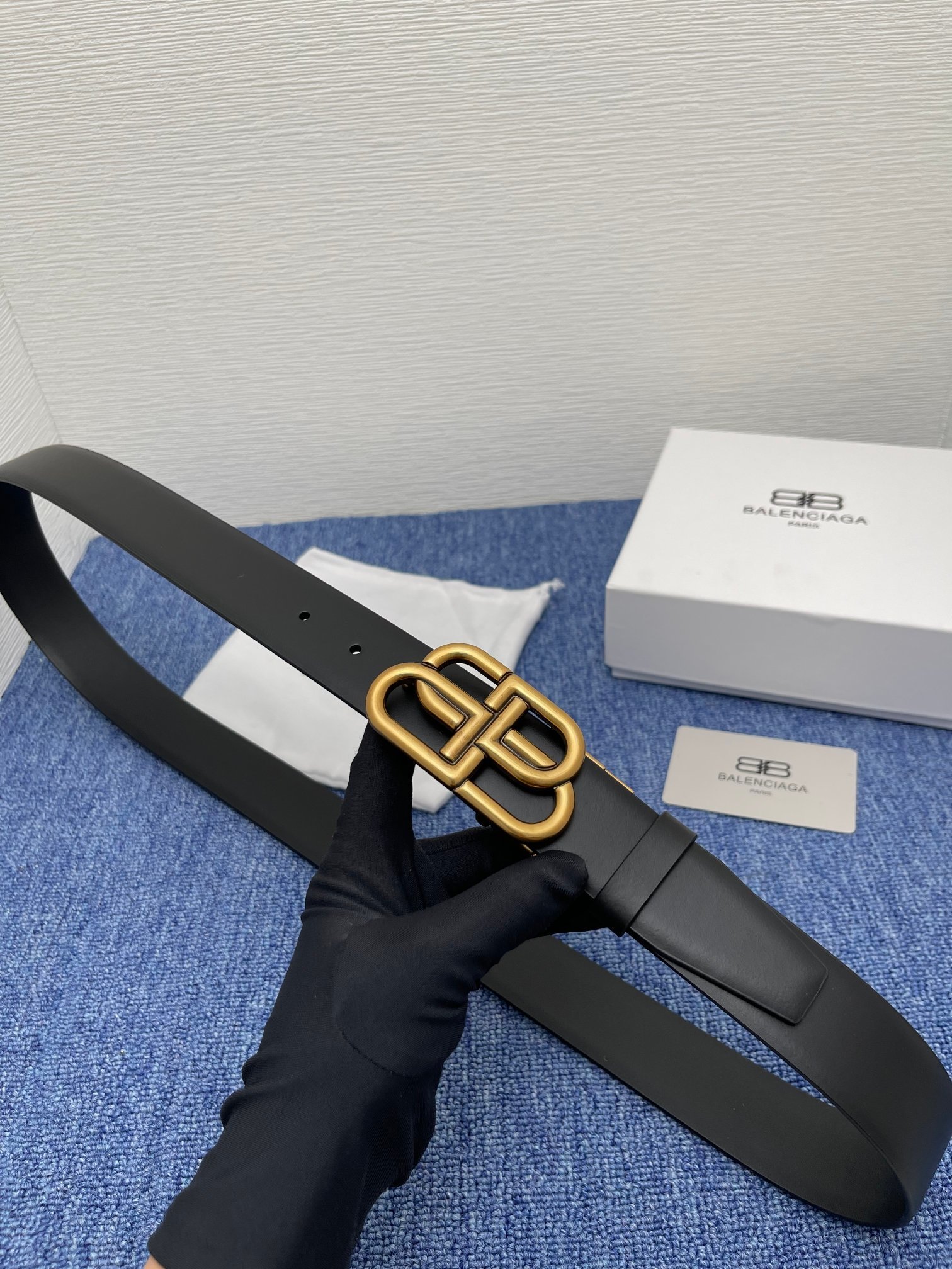 品牌巴黎世家描述经典系列新品腰带采用