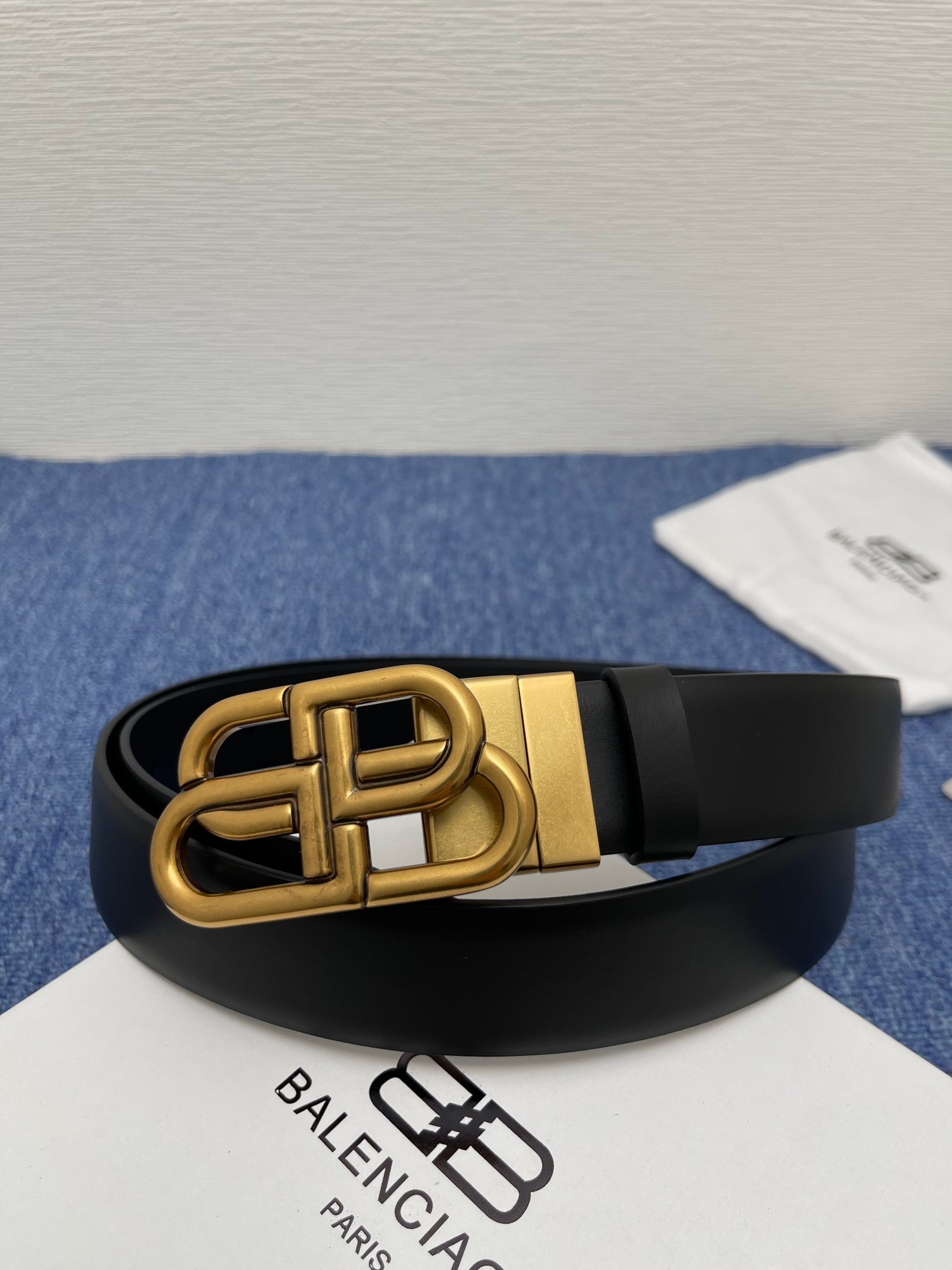 品牌巴黎世家描述经典系列新品腰带采用