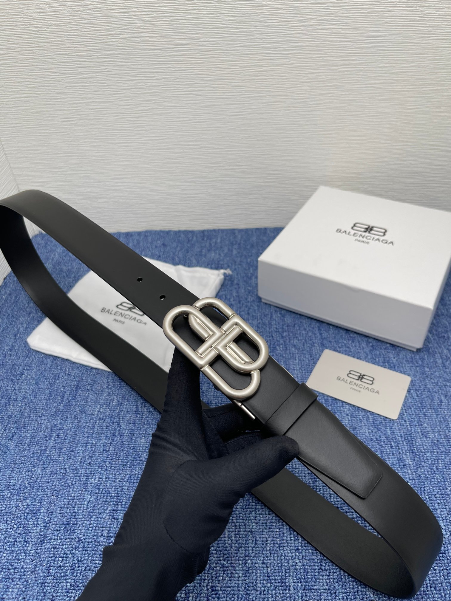 品牌巴黎世家描述经典系列新品腰带采用