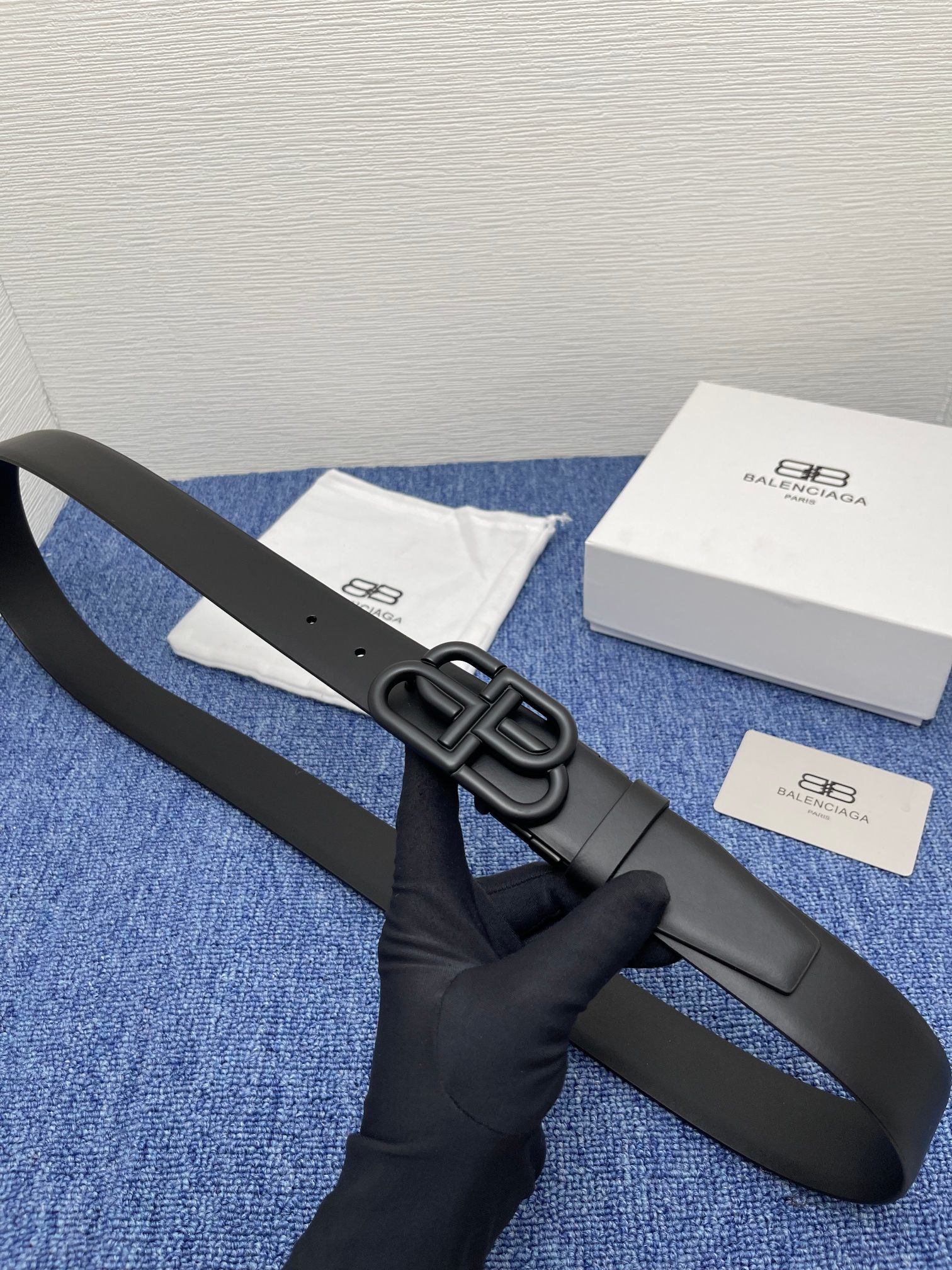 品牌巴黎世家描述经典系列新品腰带采用