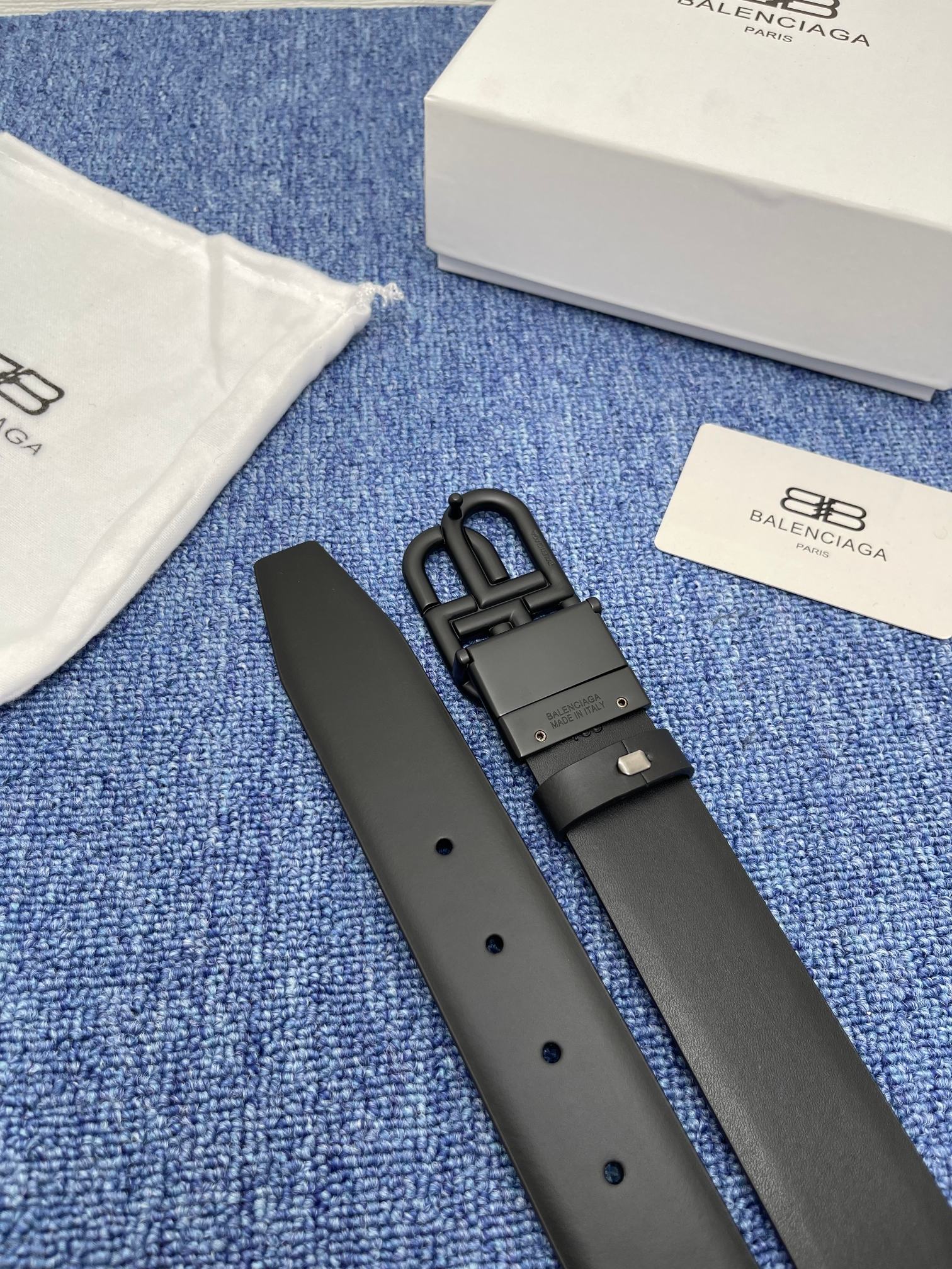 品牌巴黎世家描述经典系列新品腰带采用