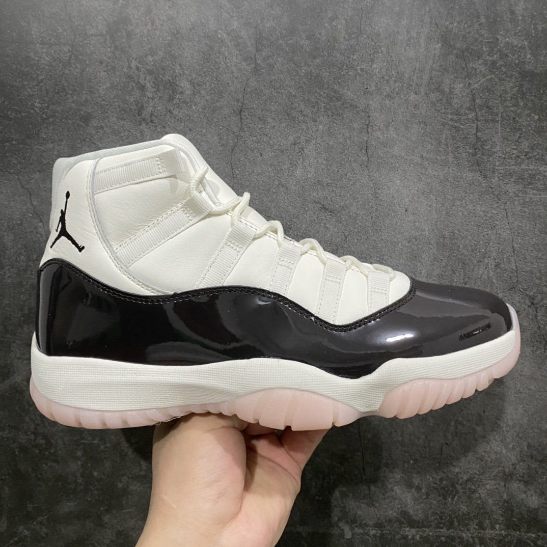 【XP版】Air Jordan 11 AJ11樱花康扣 AR0715-101n顶级原厂品质 漆皮是棕红色不是黑色 大底是樱花粉色 白色皮料是头层细纹牛皮，质感超好，完美针车刺绣，原厂11代鞋楦打造完美鞋型，出货即巅峰的品质，配色全部拉满‼️nn拟定于年内秋季发售的乔11新配色–樱花康扣。依然沿用经典的黑白撞色。漆皮包裹，碳板加持、鞋身材质类似金砖配色由以前的牛津布跟换为全皮质包裹，凸显诚意。配色重点在于大底颜色以十分少女心的淡粉色作为主色调，让乔11的霸气当中略带娇羞。n 尺码：36-47.5nn-莆田鞋批发中心