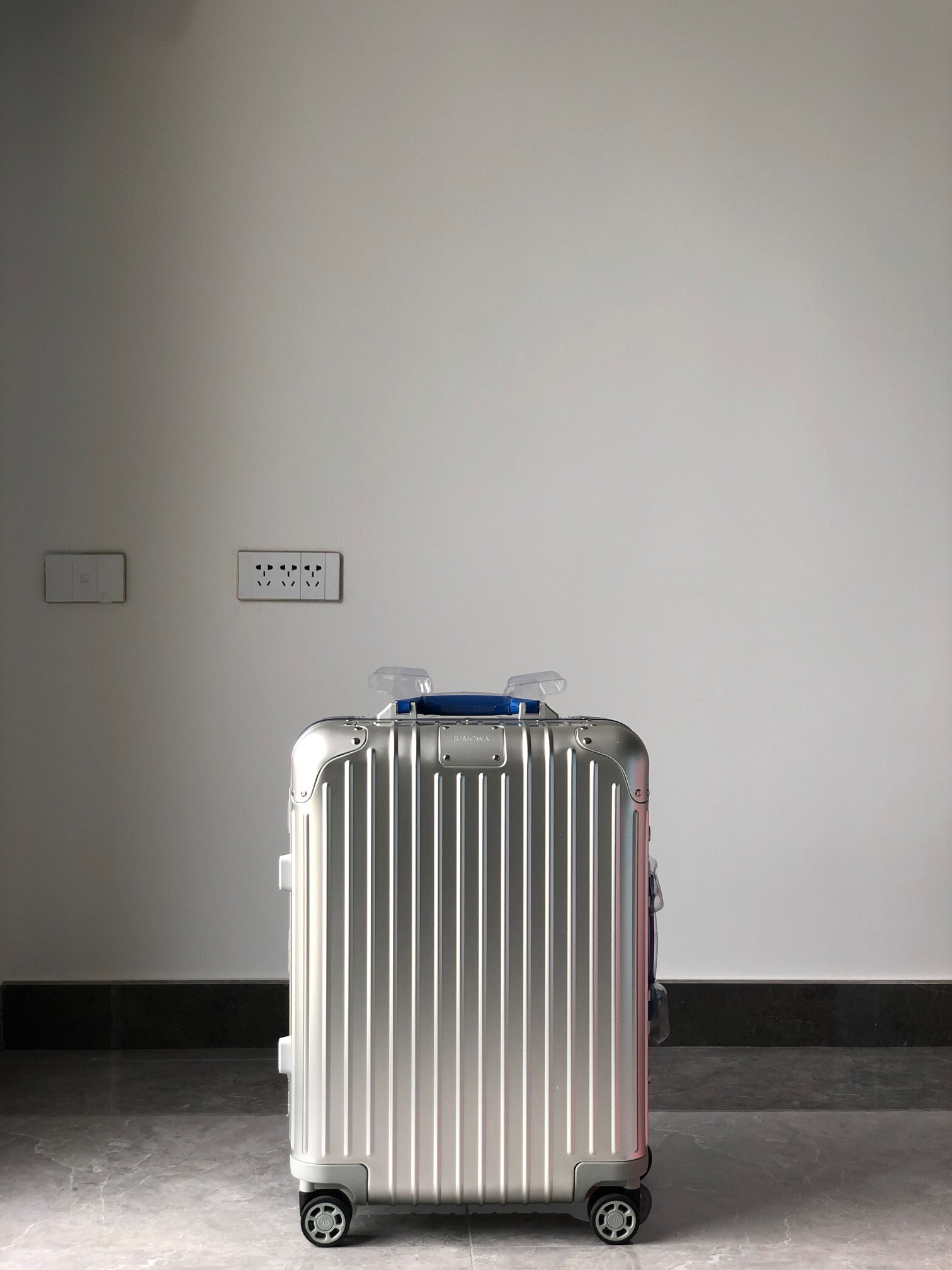 日默瓦rimowa拉杆箱旅行箱登机箱 925全铝合金配色款 明星同款拉杆箱爆款登机箱轻奢托运箱行李箱。 RIMOWA/Original Twist系列 -—30寸，托运行李箱 尺寸：21-26-30寸 Twist系列银…