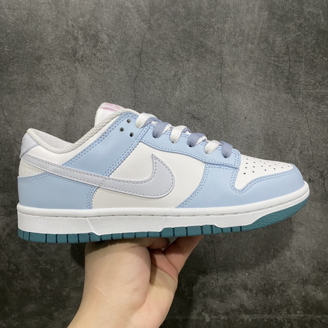 【YC版本】Nk SB Dunk Low 冰雪奇缘 海盐椰子灰配色 SB低帮运动休闲板鞋 FD9911-101 全套原楦原模倾力打造完美版型 独家原厂航空铝磨具打磨大底 鞋头坡度极致还原 无解鞋型 原盒原配 圈内天花板工艺 原厂冲刀 超高清洁度 全鞋零毛边皮料切割n配色以清爽夏日为主题，鞋身通体使用海盐蓝为主要配色，如同掉进蓝色漩涡，舒展安静，独享午后慵懒时光，肌理刷白设计，简约不简单，冰川灰 swoosh 呼应双鞋带，提高氛围感。日常穿搭无压力，小众百搭还舒适。定制球鞋可以正常穿洗，穿着过程中应尽量避免剧烈运动及尖锐物体划伤，避免用高浓度有机溶剂擦洗，清洗时建议使用柔软的毛刷配合浓度适宜的清洗剂清洗。 尺码：35.5 36 36.5 37.5 38 38.5 39 40 J.D4-莆田鞋批发中心