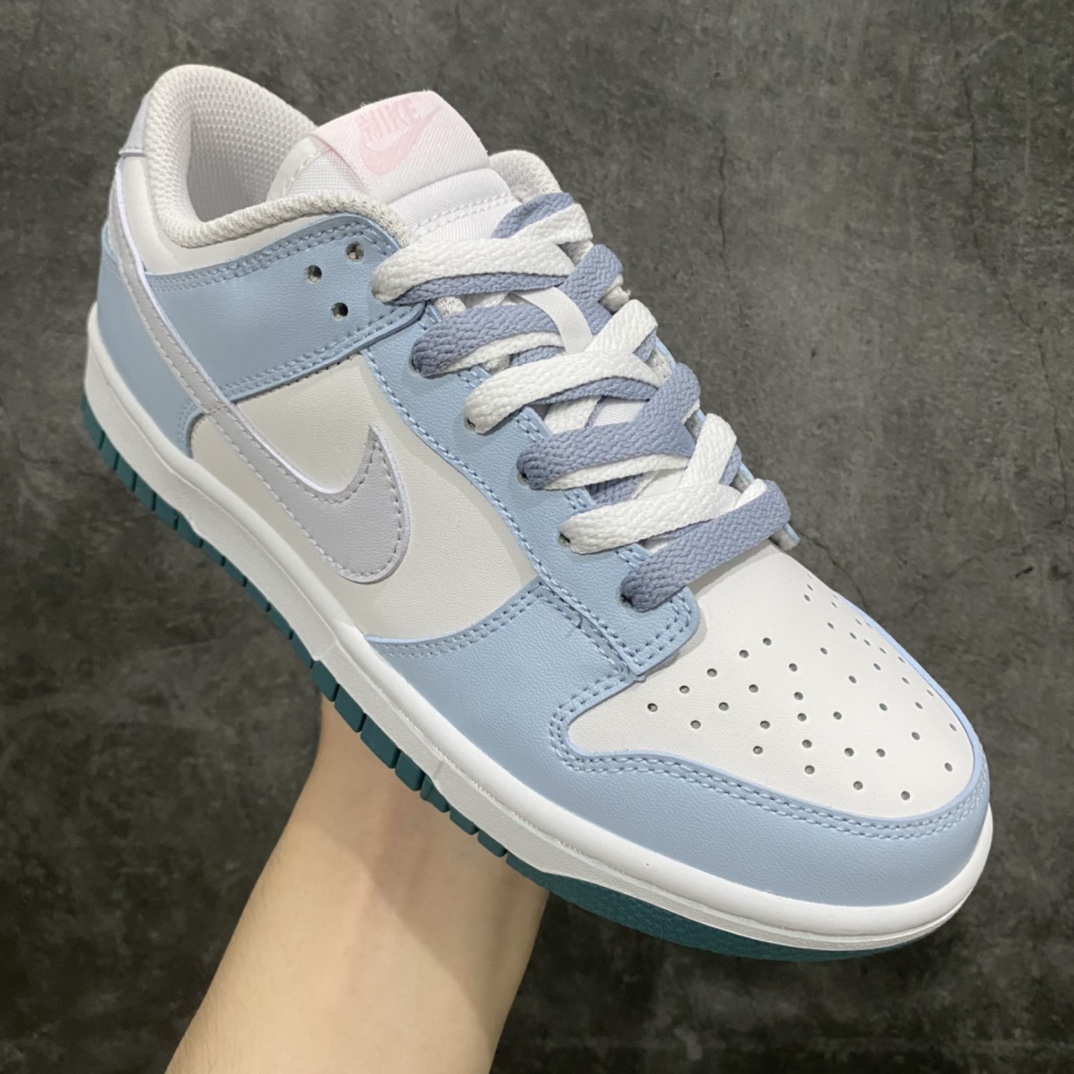 图片[3]-【YC版本】Nk SB Dunk Low 冰雪奇缘 海盐椰子灰配色 SB低帮运动休闲板鞋 FD9911-101 全套原楦原模倾力打造完美版型 独家原厂航空铝磨具打磨大底 鞋头坡度极致还原 无解鞋型 原盒原配 圈内天花板工艺 原厂冲刀 超高清洁度 全鞋零毛边皮料切割n配色以清爽夏日为主题，鞋身通体使用海盐蓝为主要配色，如同掉进蓝色漩涡，舒展安静，独享午后慵懒时光，肌理刷白设计，简约不简单，冰川灰 swoosh 呼应双鞋带，提高氛围感。日常穿搭无压力，小众百搭还舒适。定制球鞋可以正常穿洗，穿着过程中应尽量避免剧烈运动及尖锐物体划伤，避免用高浓度有机溶剂擦洗，清洗时建议使用柔软的毛刷配合浓度适宜的清洗剂清洗。 尺码：35.5 36 36.5 37.5 38 38.5 39 40 J.D4-莆田鞋批发中心