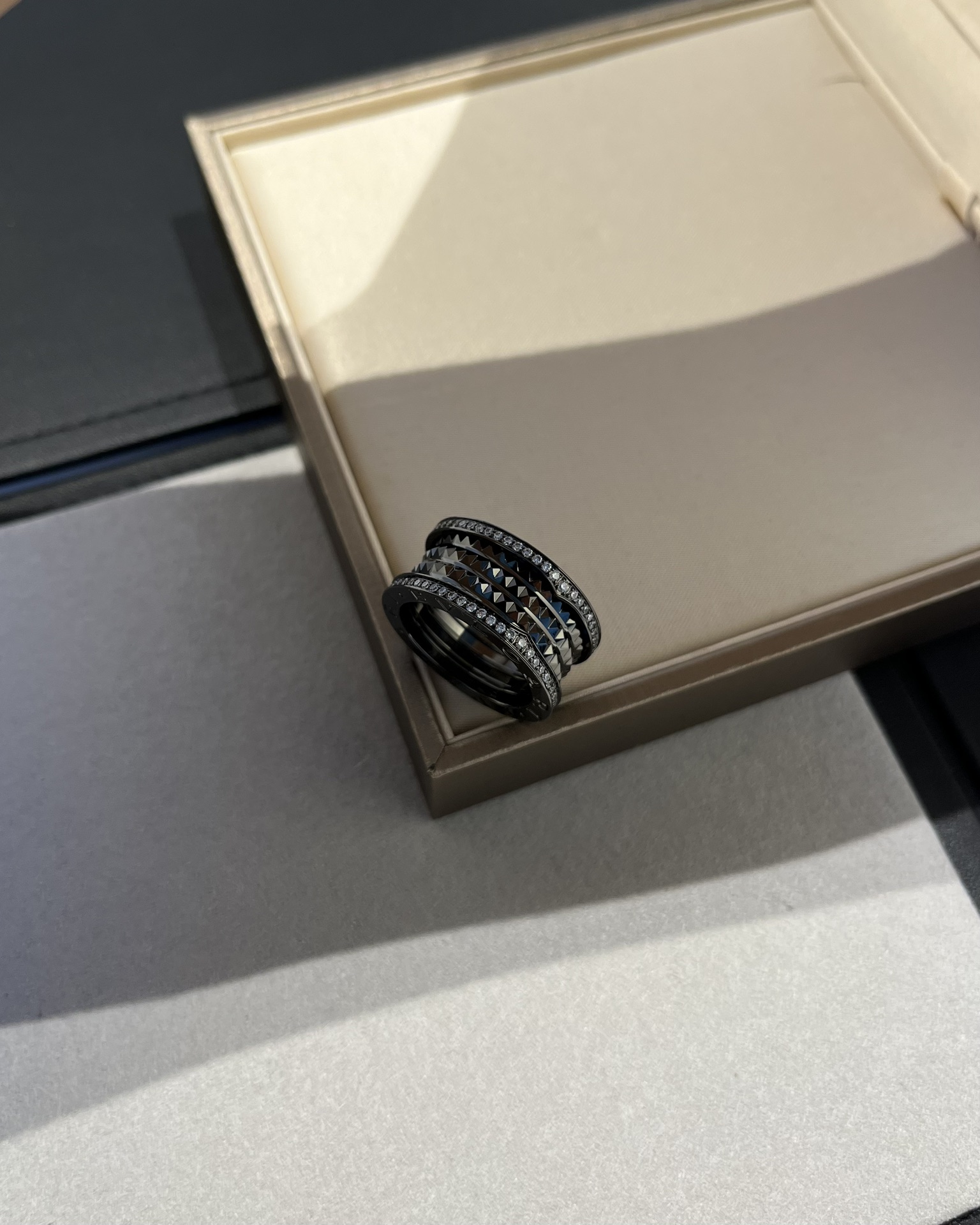 Bvlgari BVLGARI宝格丽全新Bzero1Rock系列戒指，螺旋部分点缀饰钉，边缘处以密镶嵌钻石装饰