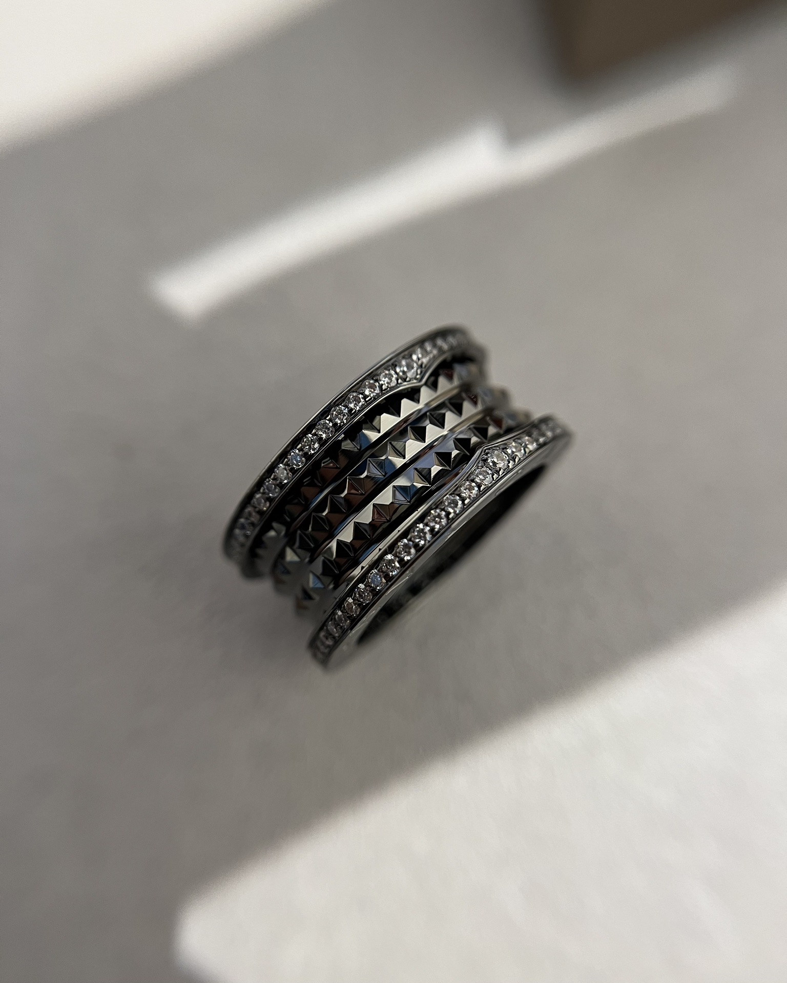 Bvlgari BVLGARI宝格丽全新Bzero1Rock系列戒指，螺旋部分点缀饰钉，边缘处以密镶嵌钻石装饰