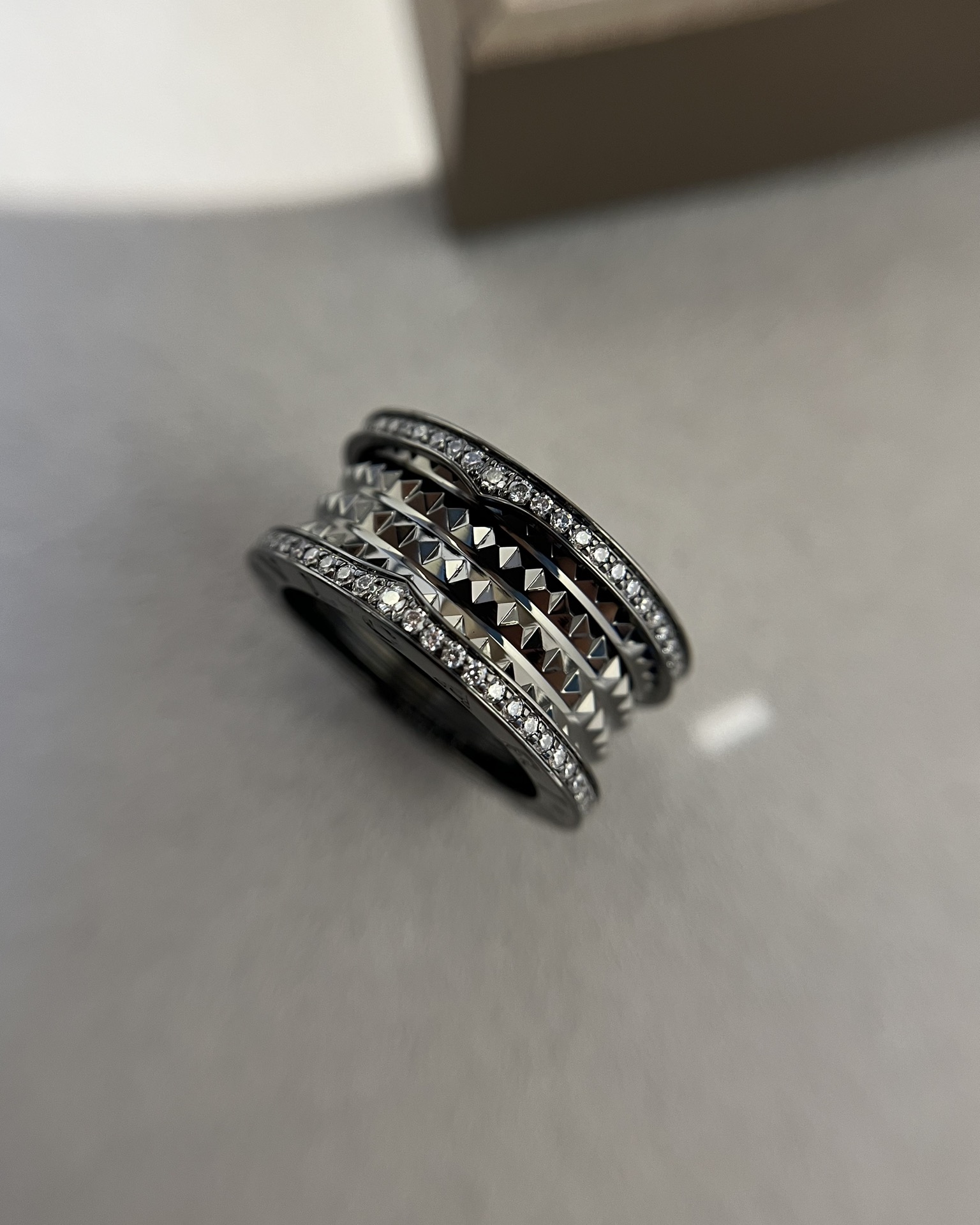 Bvlgari BVLGARI宝格丽全新Bzero1Rock系列戒指，螺旋部分点缀饰钉，边缘处以密镶嵌钻石装饰