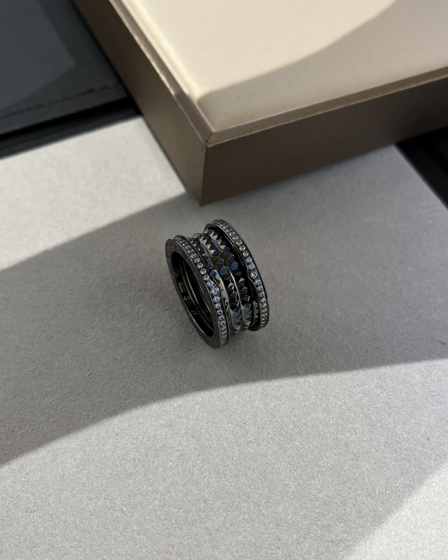 Bvlgari BVLGARI宝格丽全新Bzero1Rock系列戒指，螺旋部分点缀饰钉，边缘处以密镶嵌钻石装饰