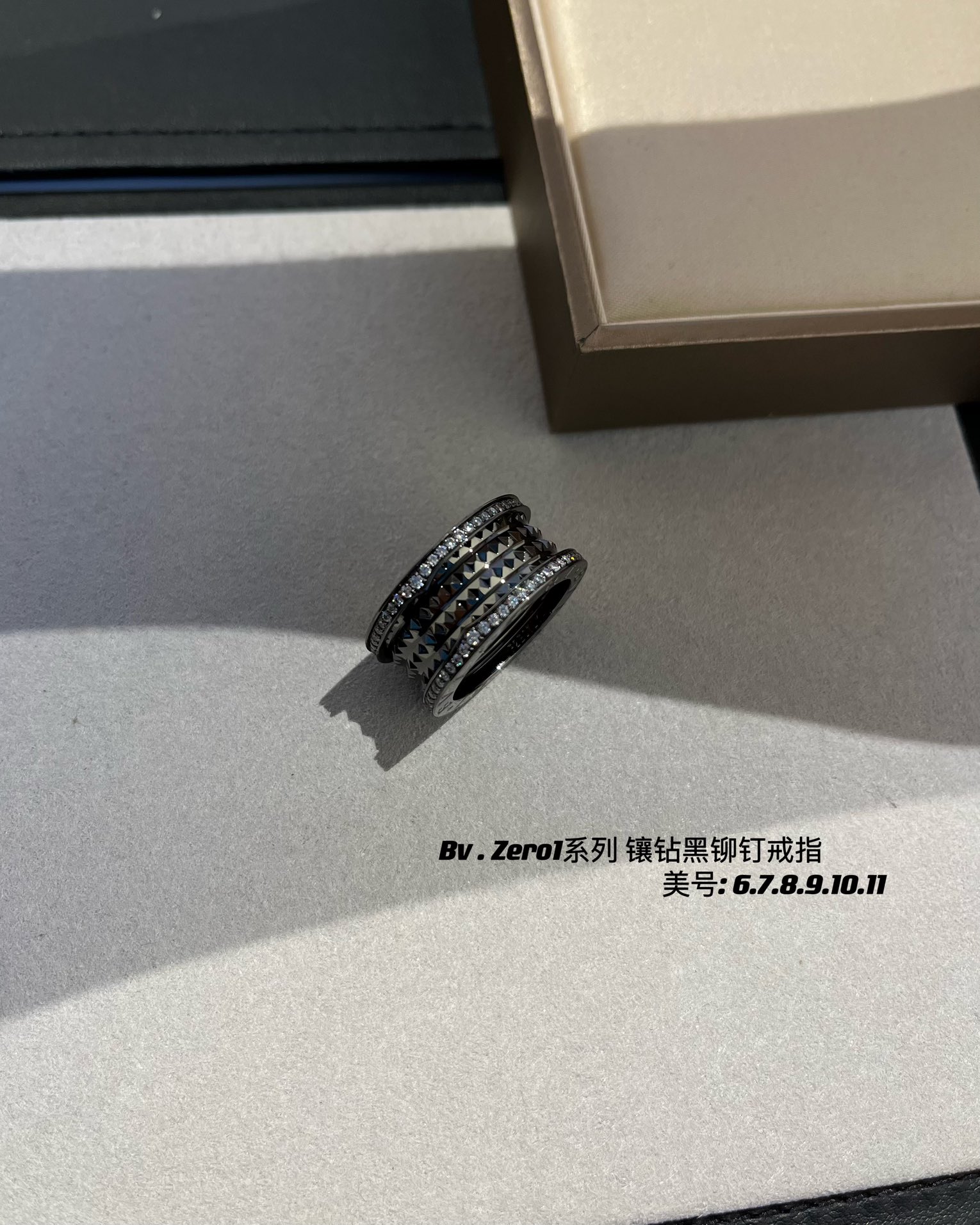 Bvlgari BVLGARI宝格丽全新Bzero1Rock系列戒指，螺旋部分点缀饰钉，边缘处以密镶嵌钻石装饰