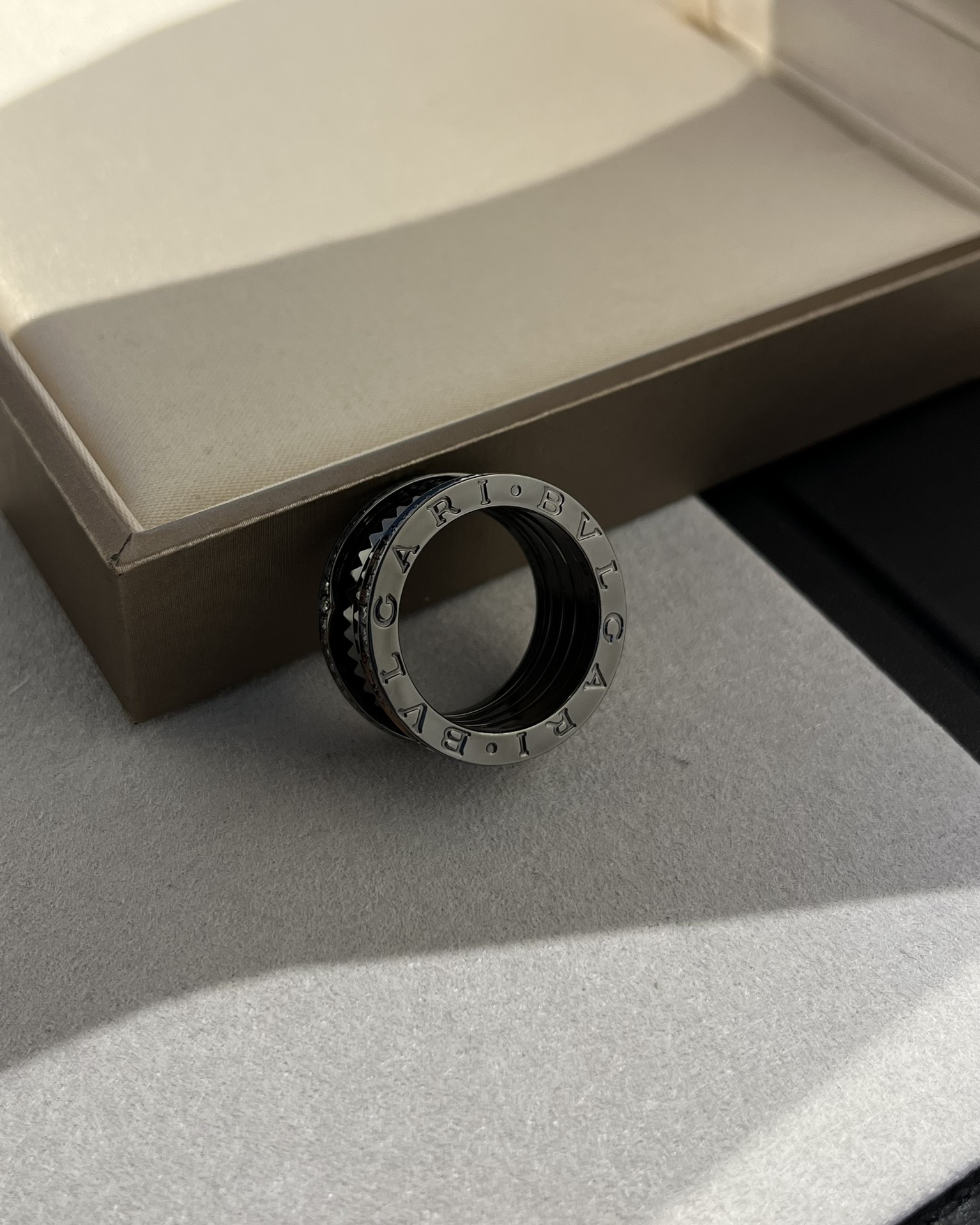 Bvlgari BVLGARI宝格丽全新Bzero1Rock系列戒指，螺旋部分点缀饰钉，边缘处以密镶嵌钻石装饰