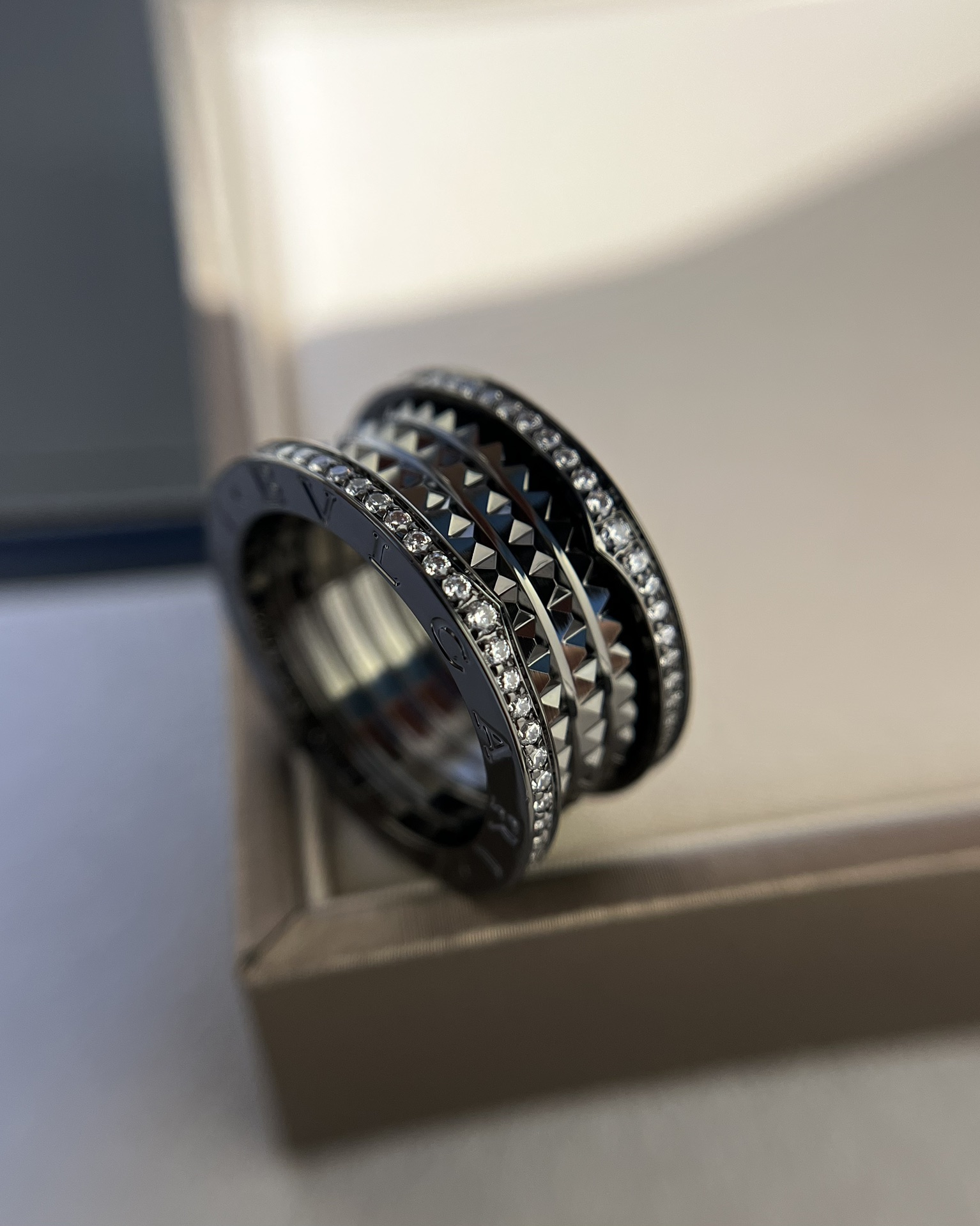 Bvlgari BVLGARI宝格丽全新Bzero1Rock系列戒指，螺旋部分点缀饰钉，边缘处以密镶嵌钻石装饰