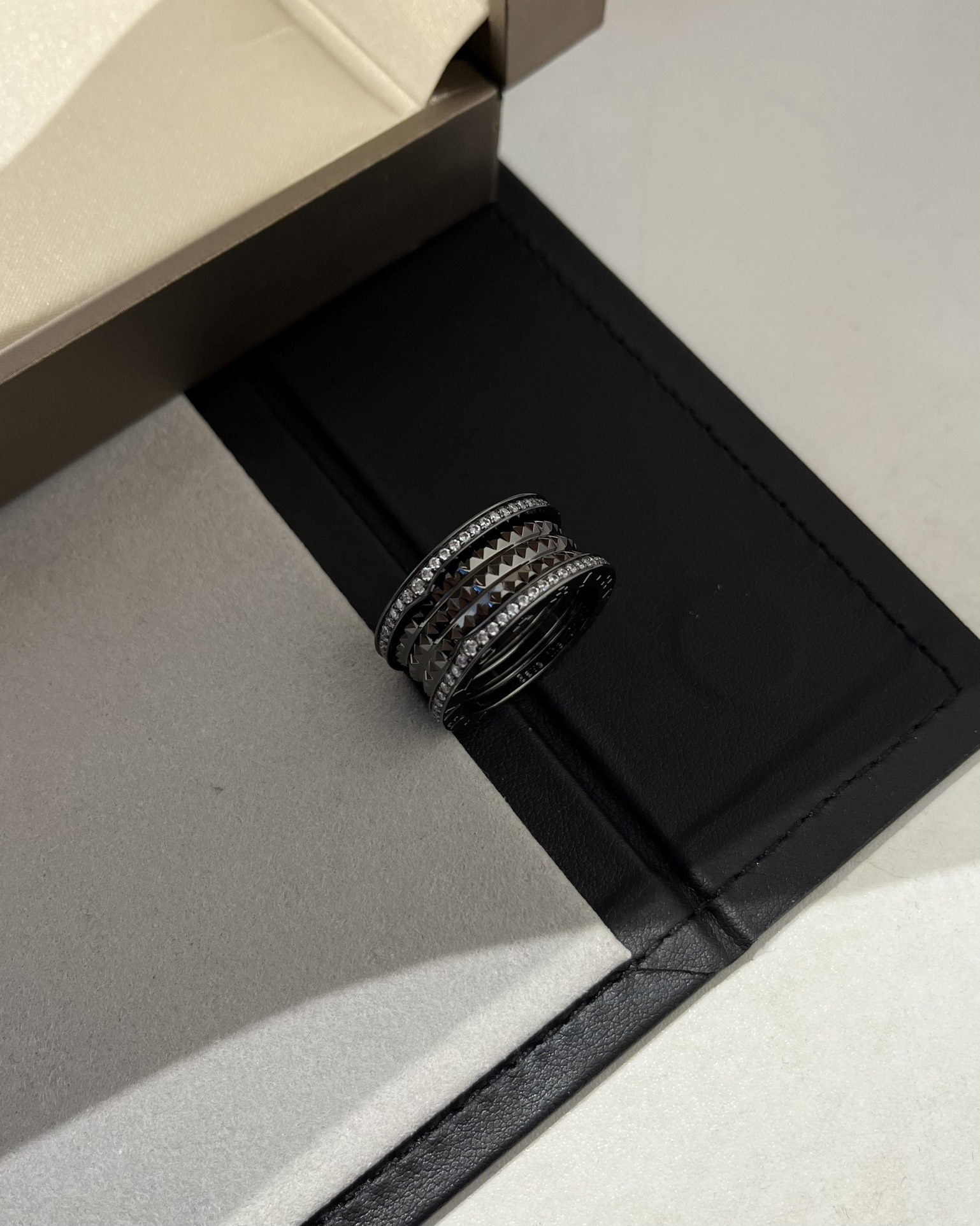 Bvlgari BVLGARI宝格丽全新Bzero1Rock系列戒指，螺旋部分点缀饰钉，边缘处以密镶嵌钻石装饰