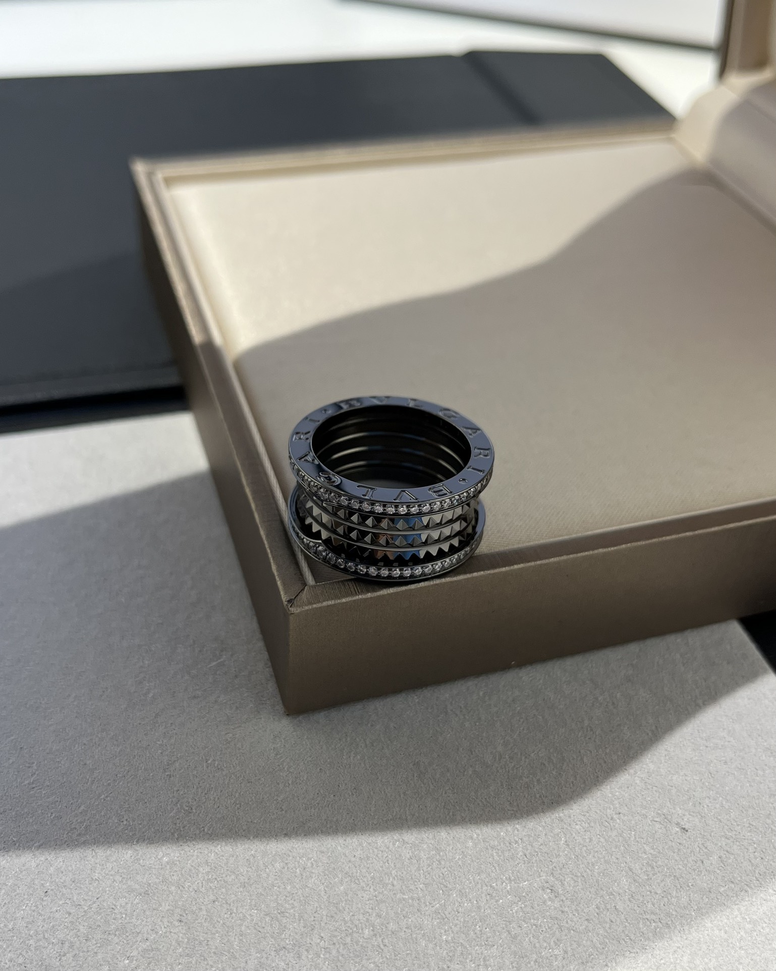 Bvlgari BVLGARI宝格丽全新Bzero1Rock系列戒指，螺旋部分点缀饰钉，边缘处以密镶嵌钻石装饰