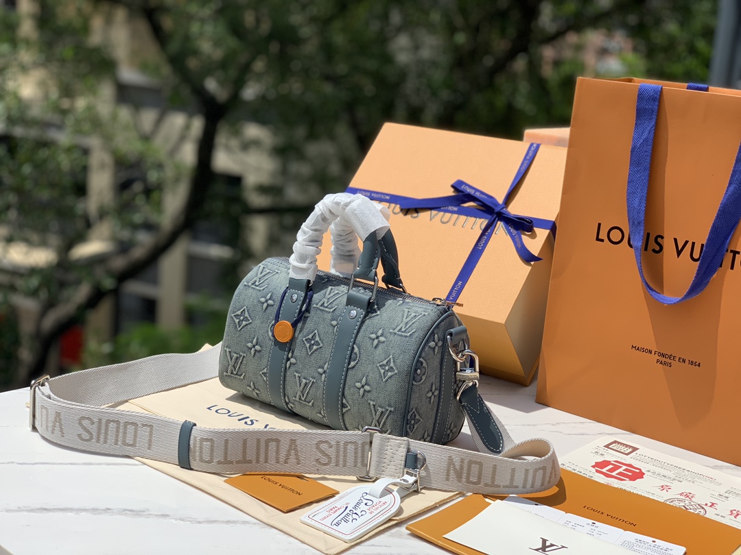 🌼尺寸：25×15×11cmLV最新款波士顿包拼牛皮 ke🌼P🌼Pallxs枕头包M22762渠道特供定