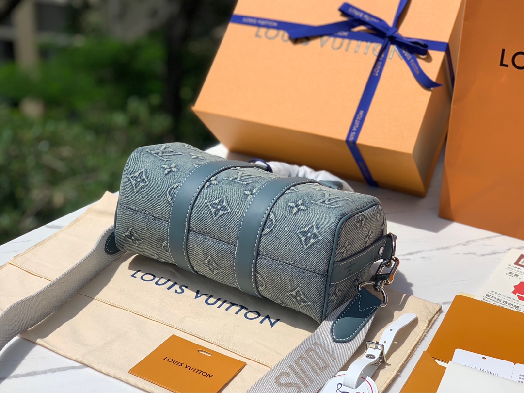 🌼尺寸：25×15×11cmLV最新款波士顿包拼牛皮 ke🌼P🌼Pallxs枕头包M22762渠道特供定