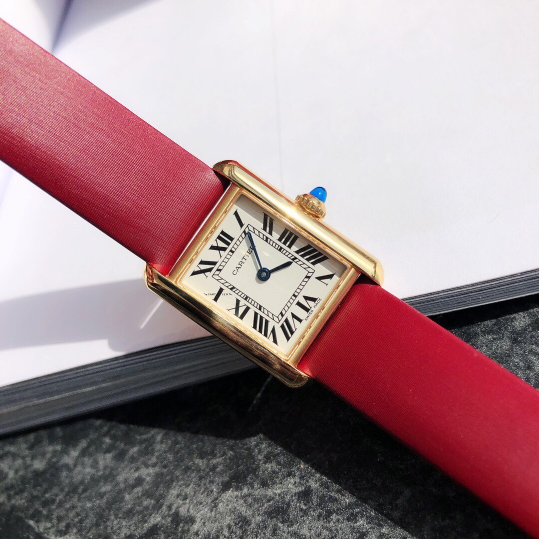 NO:142592,Buy gold models Cartier's new TankMust watch. It Must be a TANK Among all the classic Cartier tank watches, if you want to have a watch that you wear every day, I will definitely choose TANK Solo, and now this may be the latest TANK  MUST has improved. This year, the brand launched a new TankMust series watch. This TankMust series watch also uses the brand's iconic square case 29.5mmx22mm, silver-plated dial and sword-shaped blue steel hand, sapphire crystal glass and a unique blue spinel design and grained calfskin strap inlaid on the crown. It is rounder and smoother than the previous line processing. In addition, the watch is equipped with a quick disassembly function, which greatly increases the comfort and convenience of daily wear. With a full set of packaging, cartier, cowhide, gold19860909批黄金款 卡地亚全新推出的TankMust腕表.It Must be a TANK在所有经典的卡地亚坦克腕表里面,如果要拥有一只作为日常每天戴的腕表,我肯定选TANK Solo,而现在这件事可能会被最新的TANK MUST改观.今年,品牌推出了全新的TankMust系列腕表,这款TankMust系列腕表,同样采用品牌标志性的方形表壳29.5mmx22mm,表盘镀银及剑形蓝钢指针,蓝宝石水晶玻璃以及在表冠上镶嵌的独一无二蓝色尖晶石设计加粒面小牛皮表带,相较于之前的线条处理更为圆润、流畅.此外,腕表还配备了表带快拆功能,这一设计也大大的增加了日常佩戴的舒适性和便利性.配全套包装,,cartier,cowhide,gold,Watch