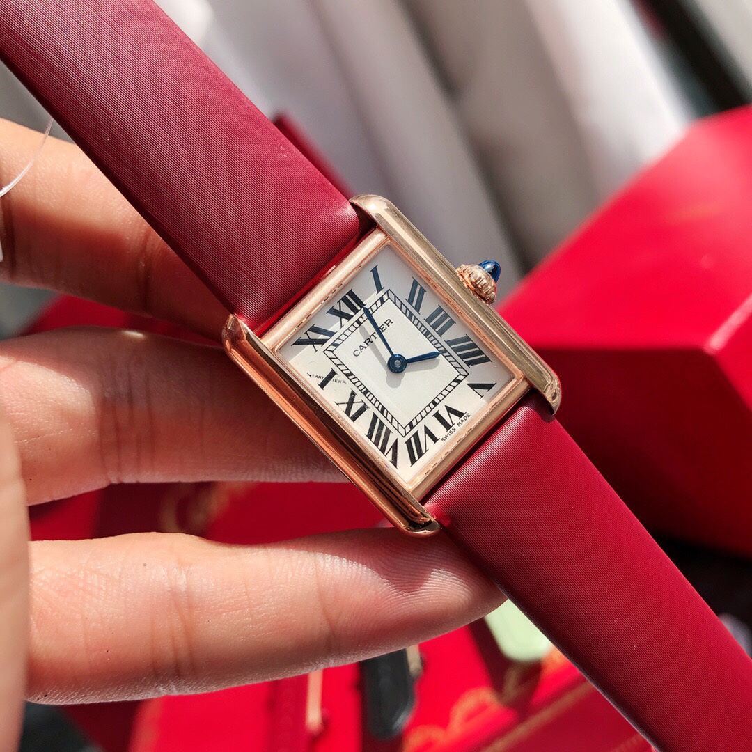 NO:145668,Rose gold model Cartier's new TankMust watch. It Must be a TANK Among all the classic Cartier tank watches, if you want to have a watch that you wear every day, I will definitely choose TANK Solo, and now this may be the latest TANK  MUST has improved. This year, the brand launched a new TankMust series watch. This TankMust series watch also uses the brand's iconic square case 29.5mmx22mm, silver-plated dial and sword-shaped blue steel hands, sapphire crystal glass and a unique blue spinel design and grained calfskin strap inlaid on the crown. It is rounder and smoother than the previous line processing. In addition, the watch is equipped with a quick-removing function, which greatly increases the comfort and convenience of daily wear. With a full set of packaging, cartier, cowhide19860909批玫瑰金款 卡地亚全新推出的TankMust腕表.It Must be a TANK在所有经典的卡地亚坦克腕表里面,如果要拥有一只作为日常每天戴的腕表,我肯定选TANK Solo,而现在这件事可能会被最新的TANK MUST改观.今年,品牌推出了全新的TankMust系列腕表,这款TankMust系列腕表,同样采用品牌标志性的方形表壳29.5mmx22mm,表盘镀银及剑形蓝钢指针,蓝宝石水晶玻璃以及在表冠上镶嵌的独一无二蓝色尖晶石设计加粒面小牛皮表带,相较于之前的线条处理更为圆润、流畅.此外,腕表还配备了表带快拆功能,这一设计也大大的增加了日常佩戴的舒适性和便利性.配全套包装,,cartier,cowhide,Watch